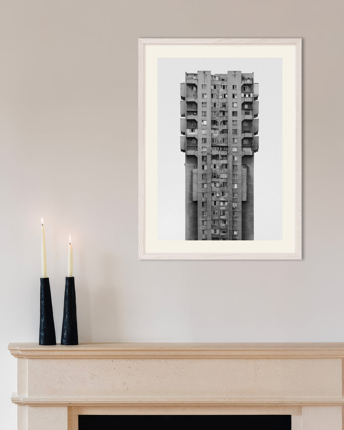 Poster ‘Eenzame betonnen wolkenkrabber’, met witte houten lijst