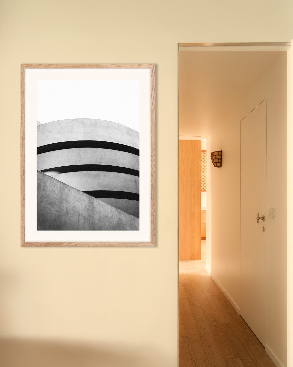 Poster ‘Spiraalcurven van een museum’, met naturel houten lijst