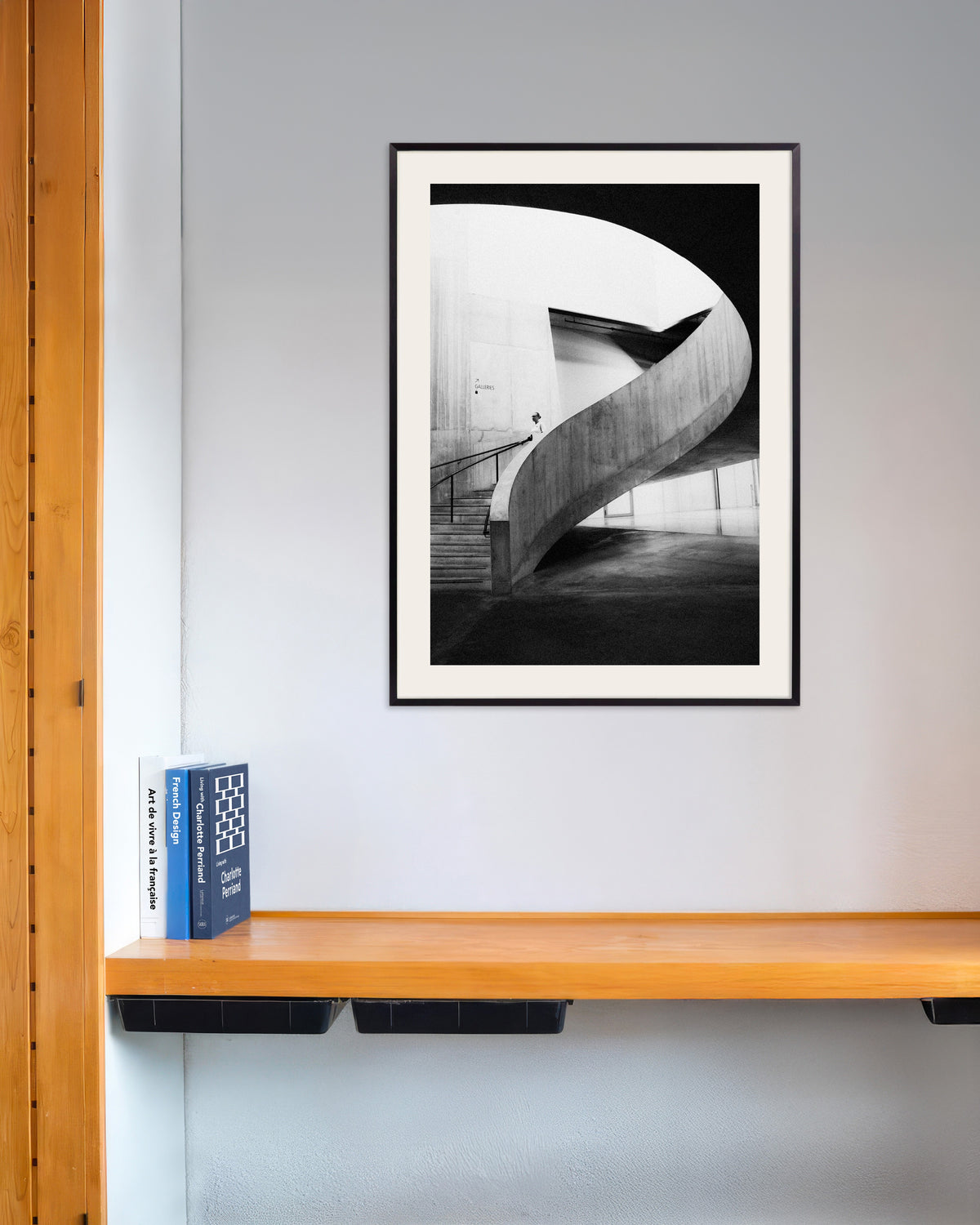 Poster ‘Spiraalvormige helling met een bezoeker’, met metalen lijst