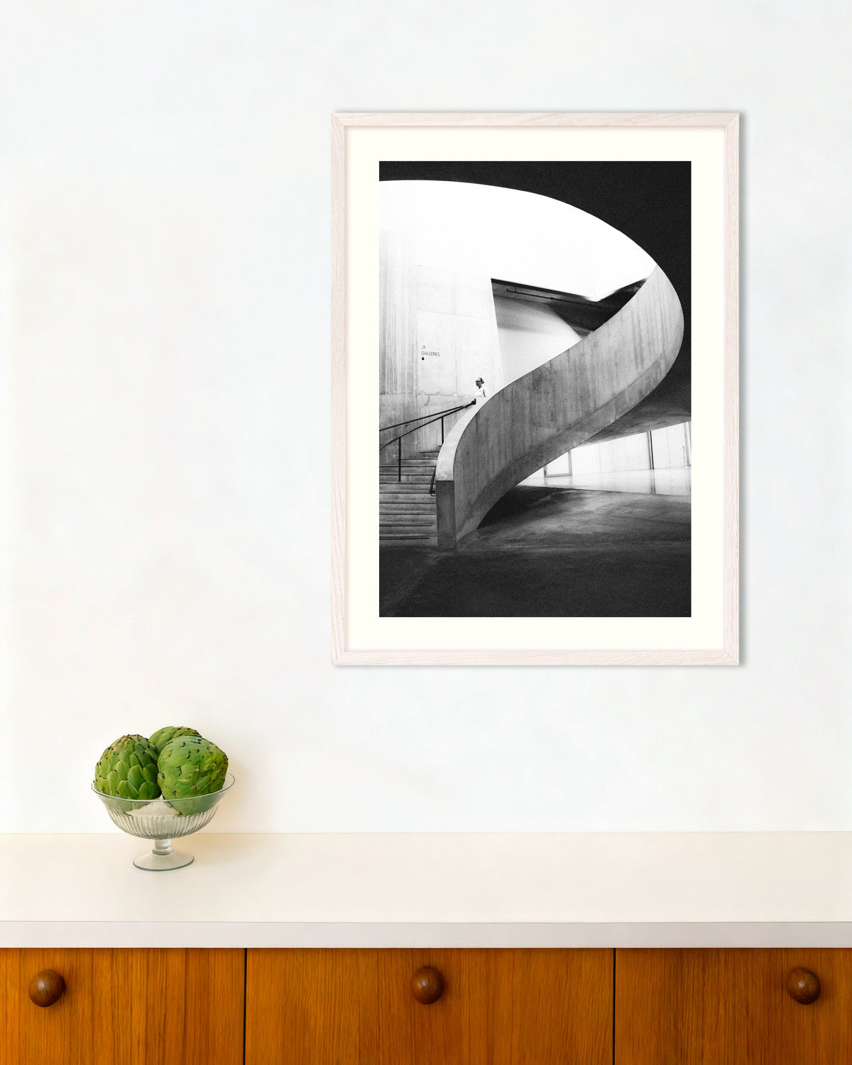 Poster ‘Spiraalvormige helling met een bezoeker’, met witte houten lijst