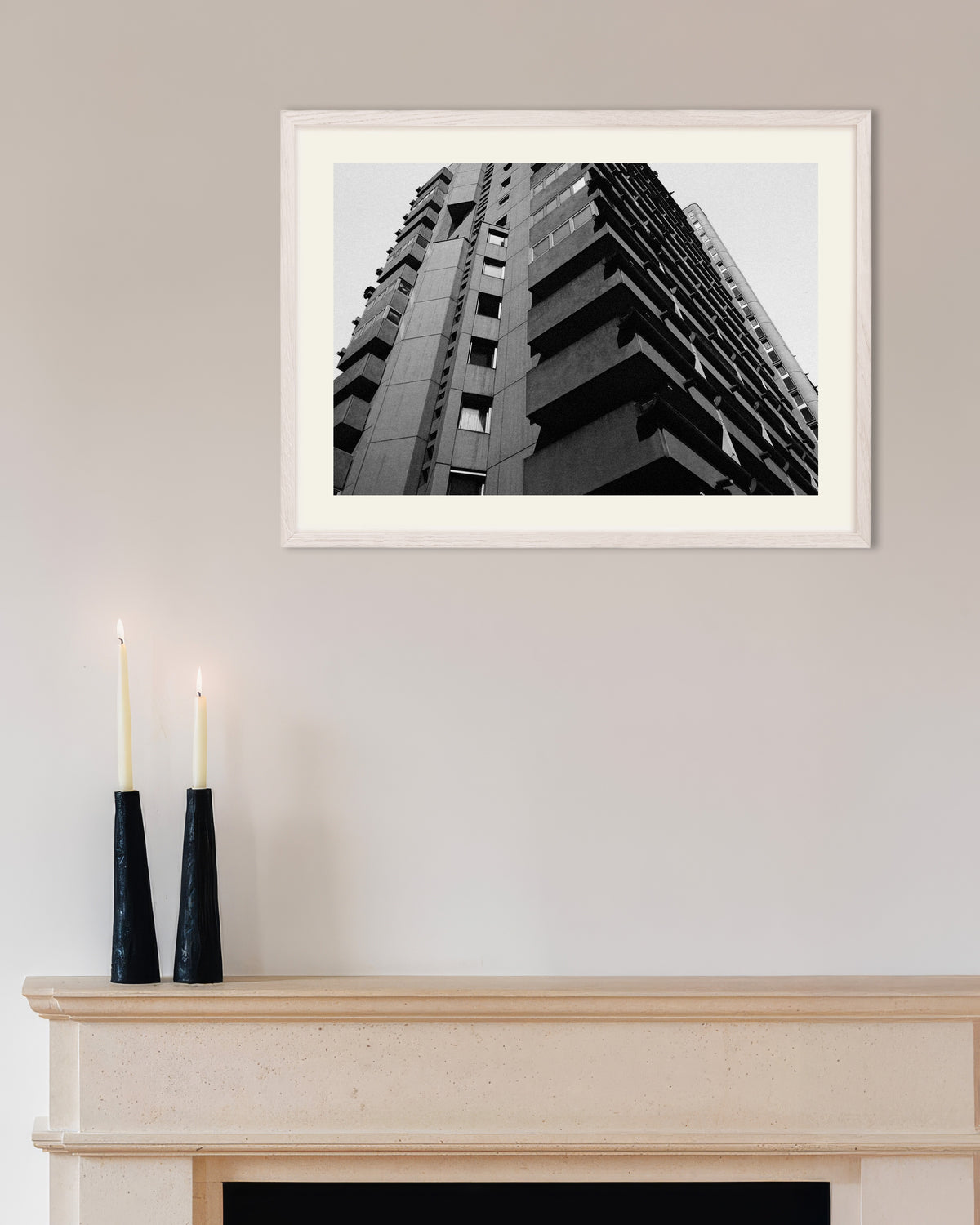 Poster ‘Gestapelde betonnen balkons van onderaf’, met witte houten lijst