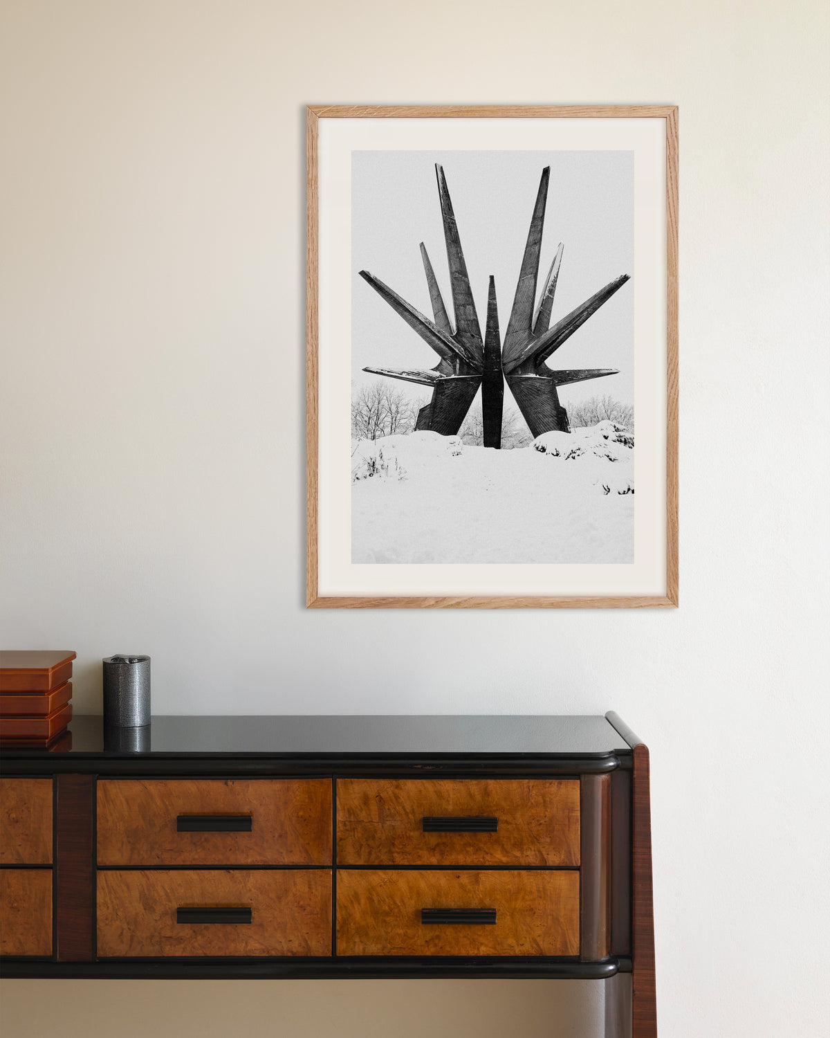 Poster ‘Stermonument in de sneeuw’, met naturel houten lijst