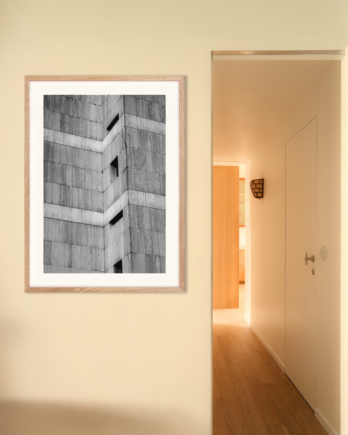 Affiche « Angle de pierre avec fenêtres à fente », avec un cadre en bois naturel