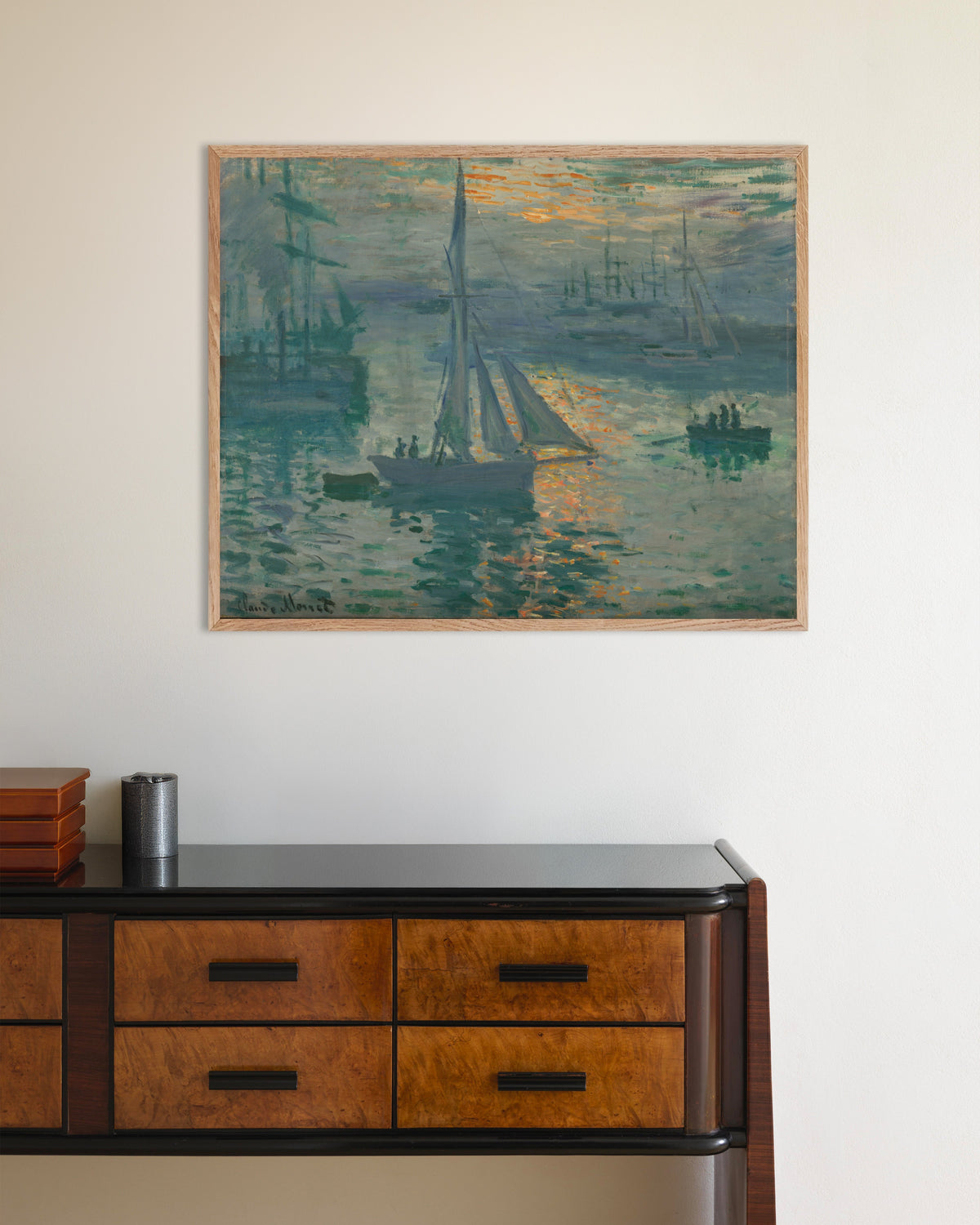 Poster Zonsopkomst, zeegezicht (1873) van Claude Monet met naturel houten lijst