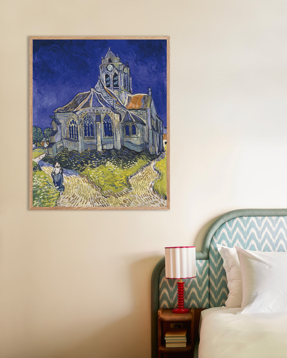 Poster de L’Église d’Auvers-sur-Oise (1890), de Vincent van Gogh, avec un cadre en bois naturel