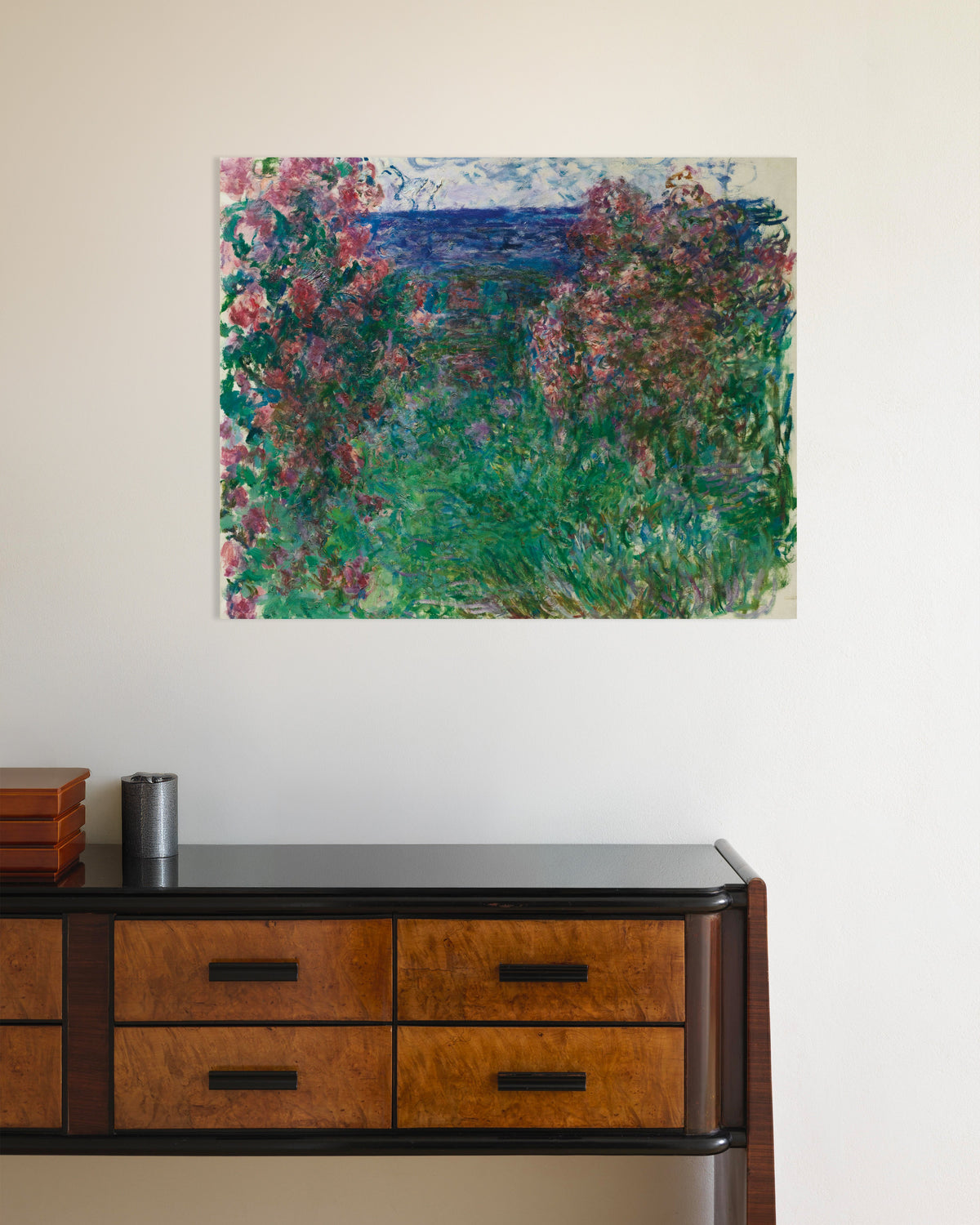 Poster Het huis tussen de rozen (ca. 1925) van Claude Monet