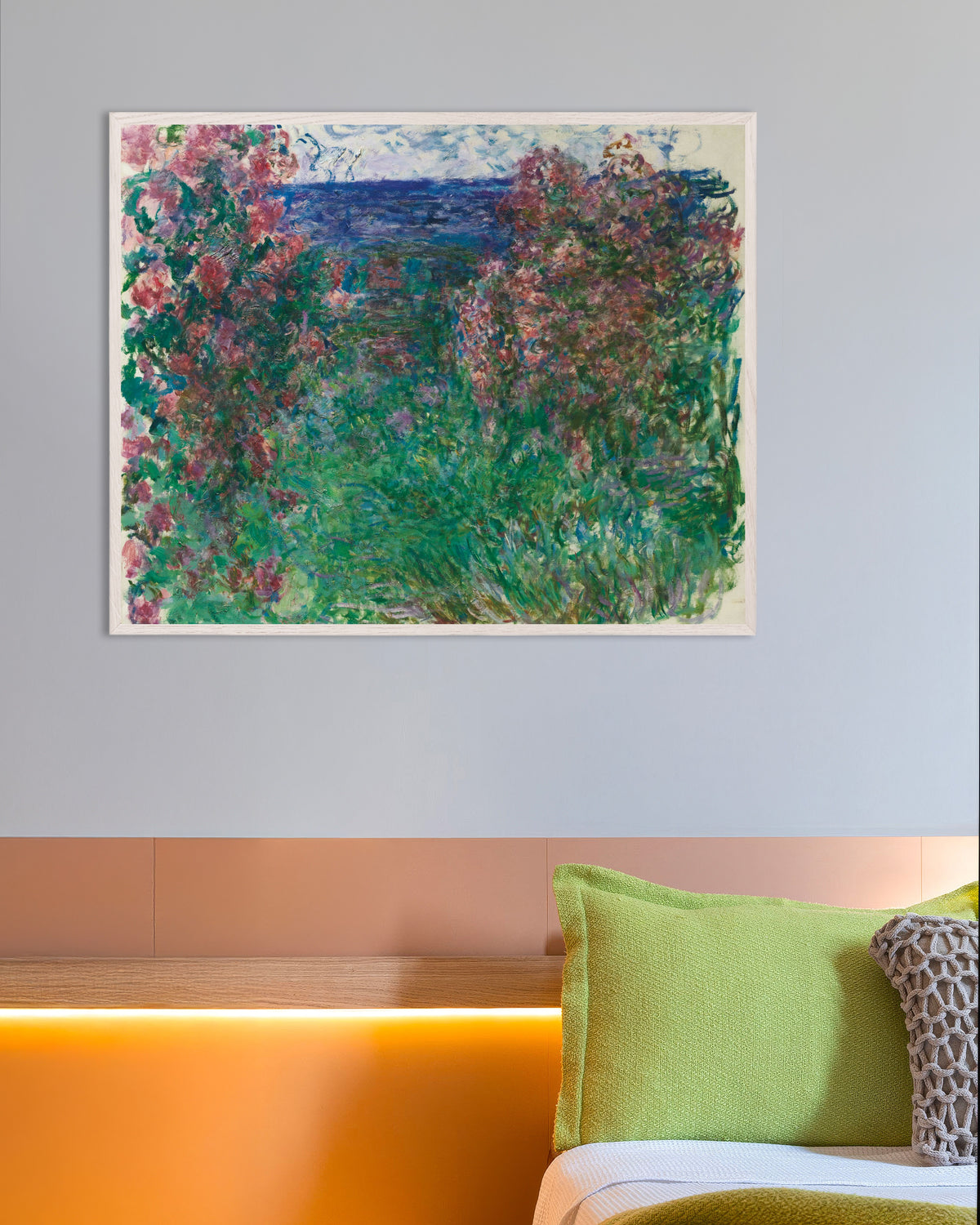 Poster Het huis tussen de rozen (ca. 1925) van Claude Monet met witte houten lijst