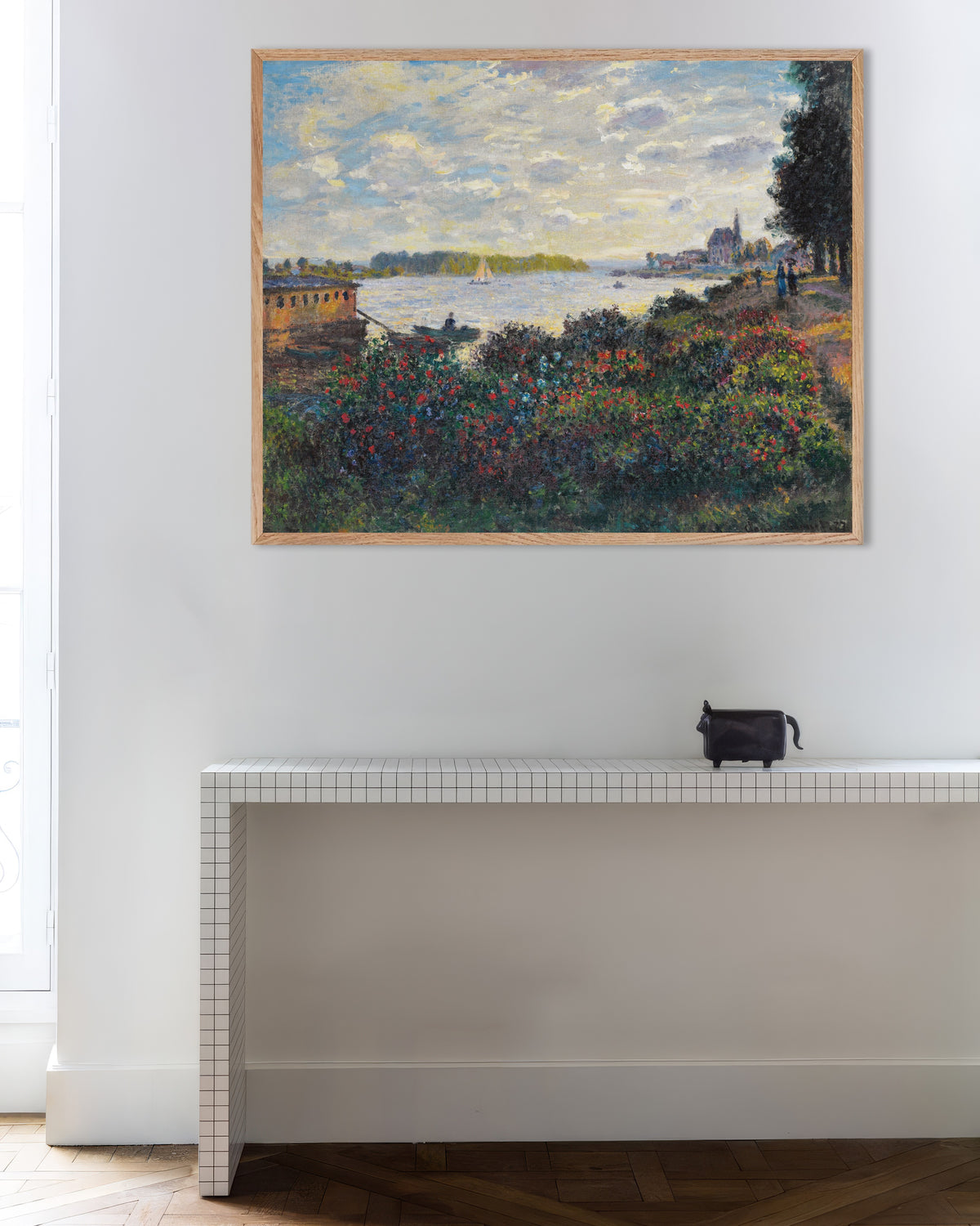 Poster De Seine bij Argenteuil (1877) van Claude Monet met naturel houten lijst