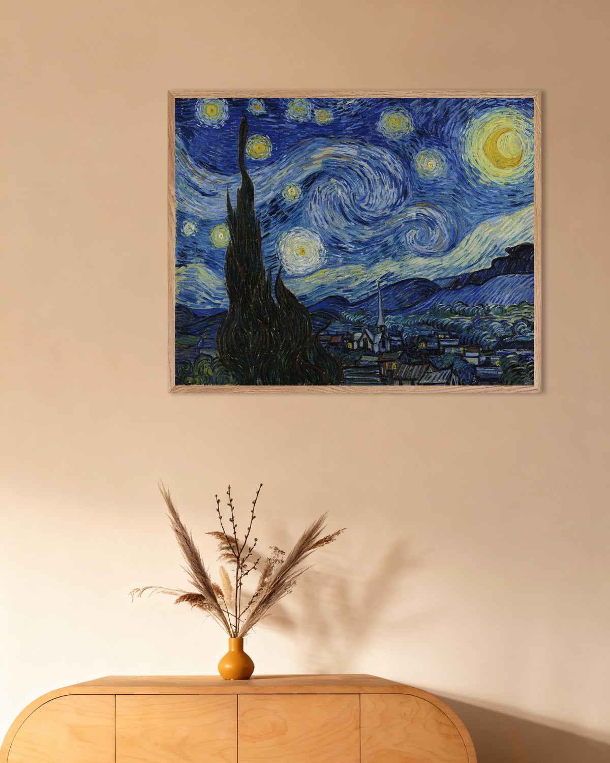 Poster De sterrennacht (1889) van Vincent van Gogh, met naturel houten lijst