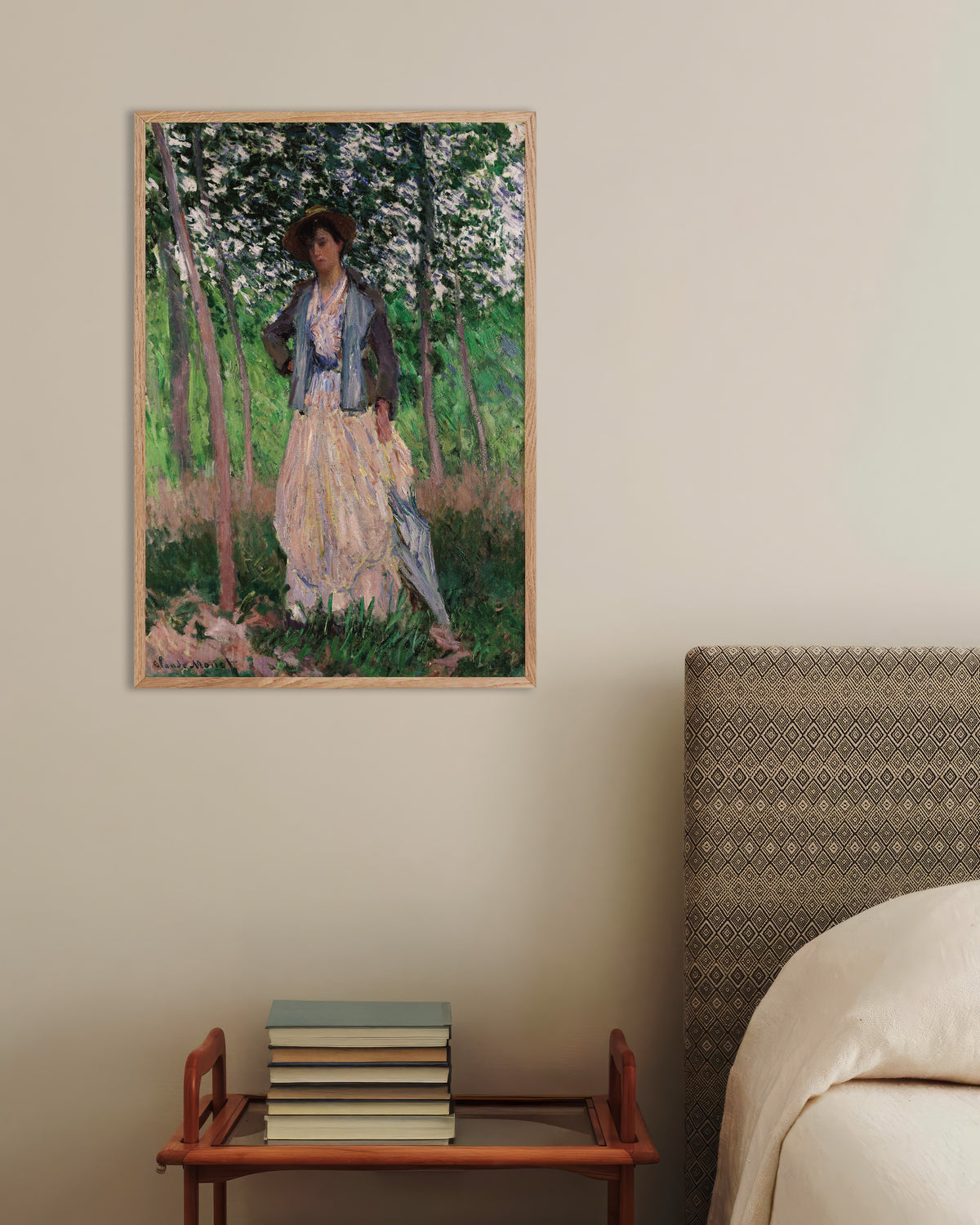 Poster De wandelaarster, Suzanne Hoschedé (1887) van Claude Monet met naturel houten lijst