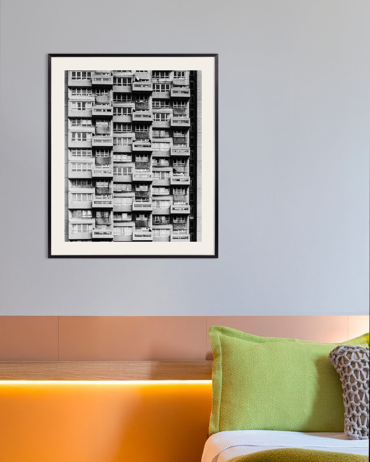 Poster ‘Gevel van een flatgebouw met balkons’, met metalen lijst