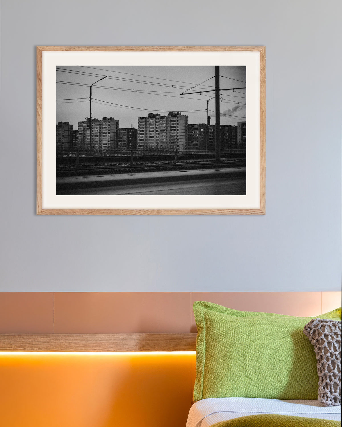 Poster ‘Flatgebouwen achter de tramdraden’, met naturel houten lijst