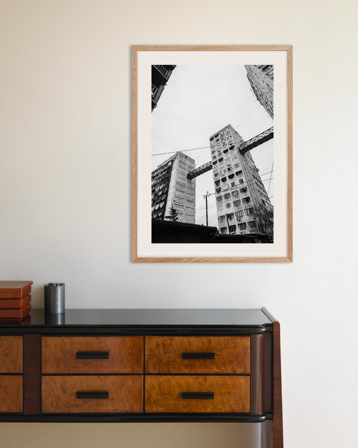Poster ‘Torens verbonden door bruggen, van onderaf’, met naturel houten lijst