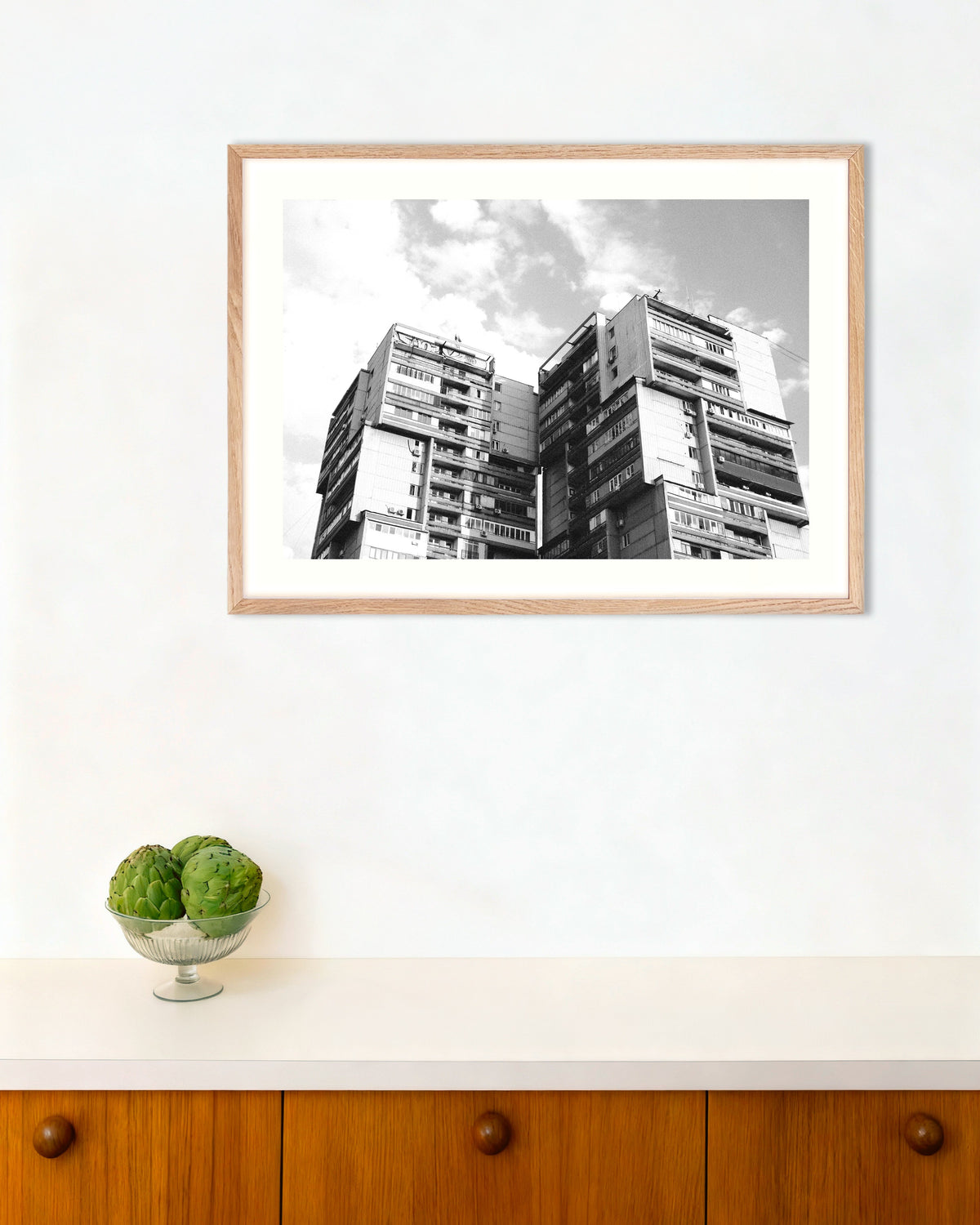 Poster ‘Twee torens in de wolken’, met naturel houten lijst