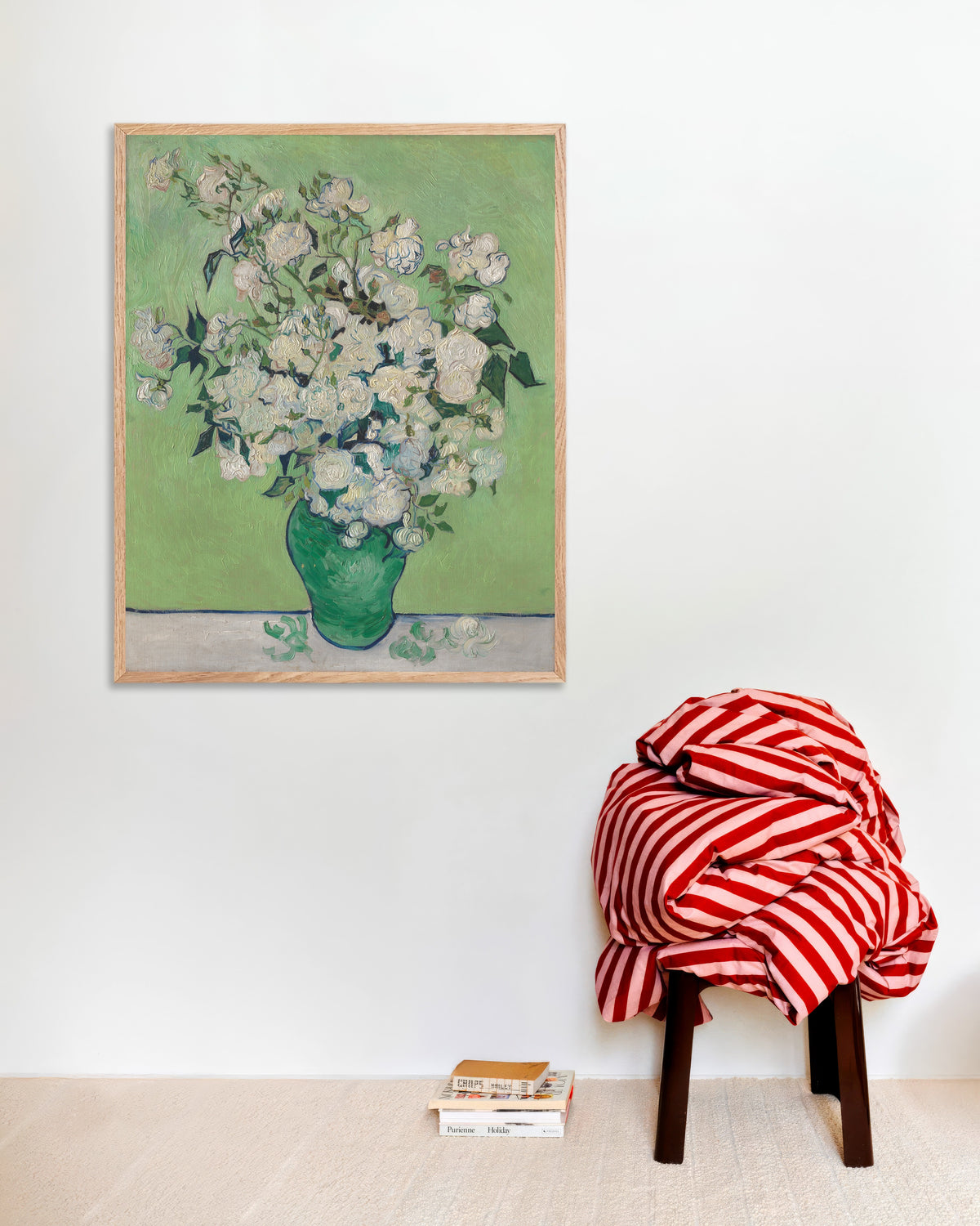 Poster van Vaas met rozen (1890) van Vincent van Gogh, met naturel houten lijst