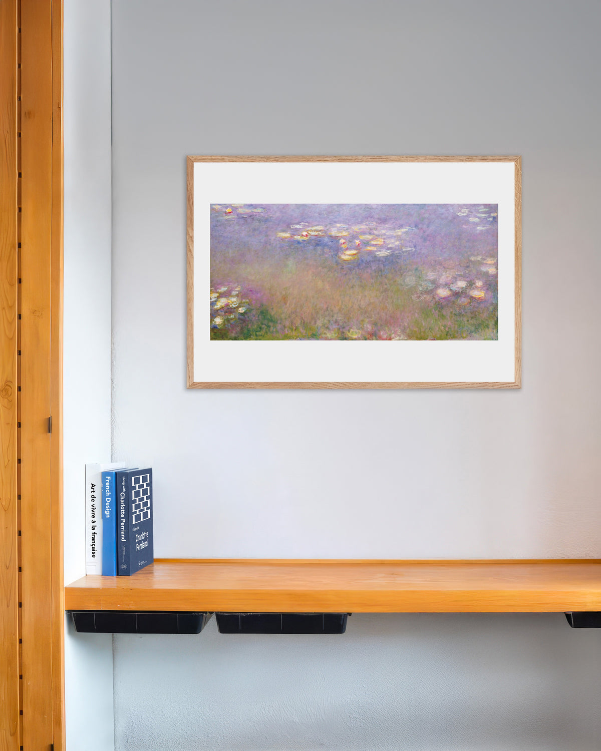 Poster Waterlelies (ca. 1915–1926) van Claude Monet met naturel houten lijst