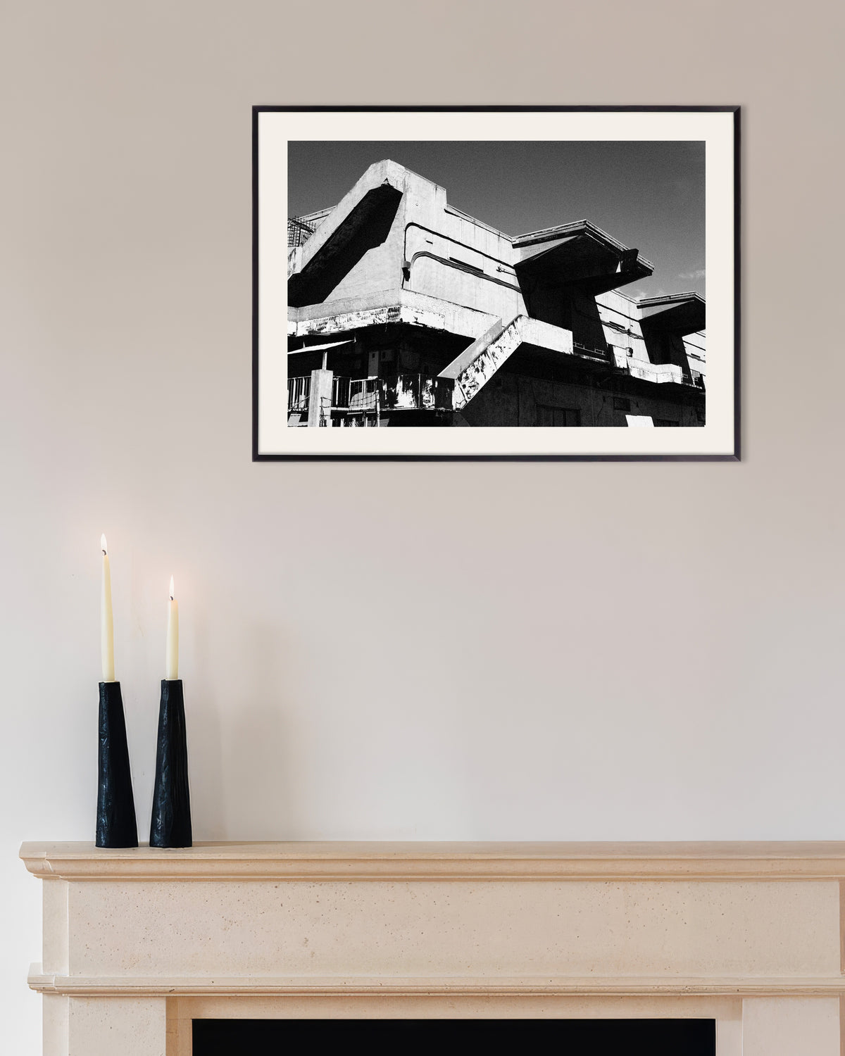 Poster ‘Verweerd betonnen paviljoen’, met metalen lijst