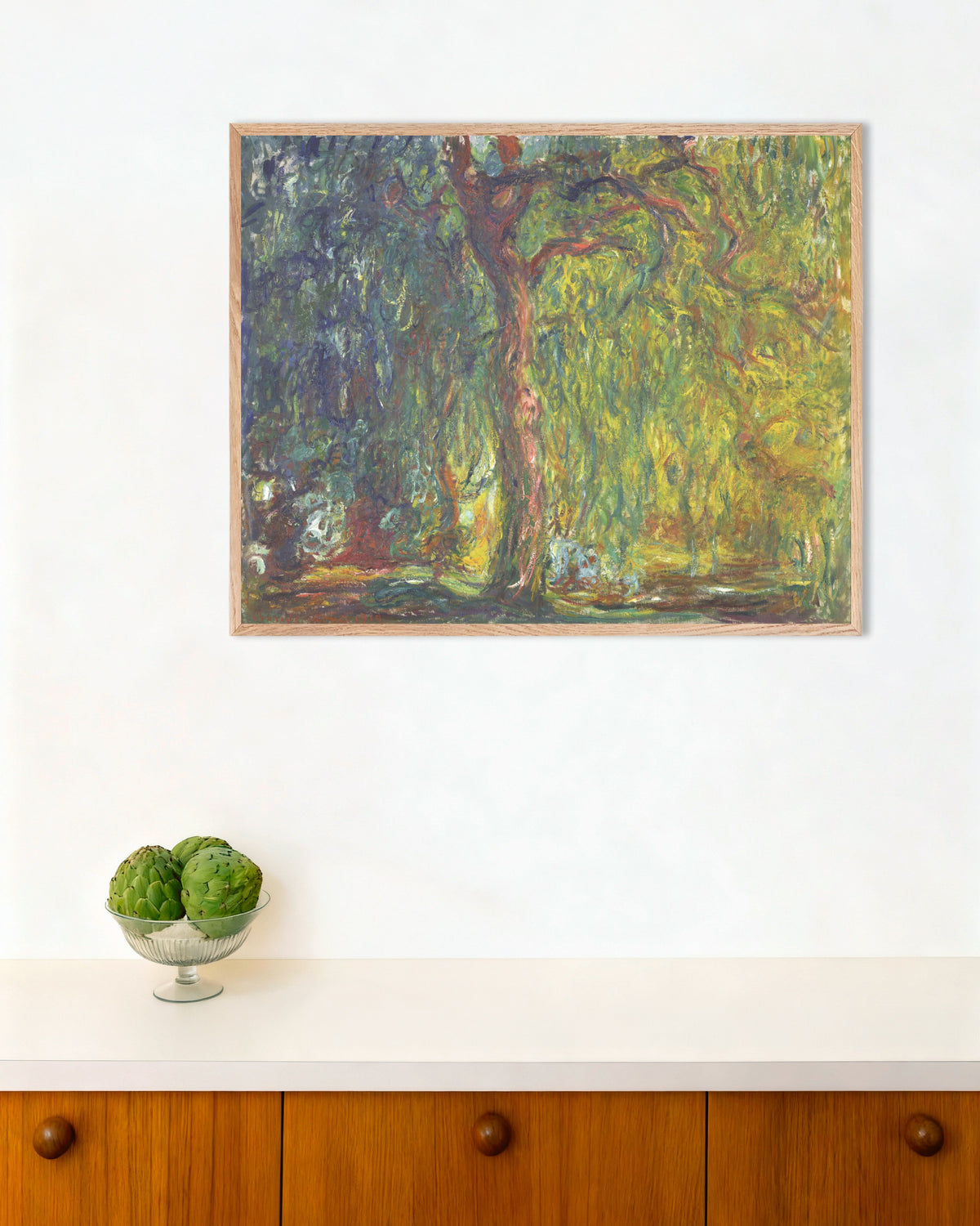 Poster Treurwilg (1918–1919) van Claude Monet met naturel houten lijst