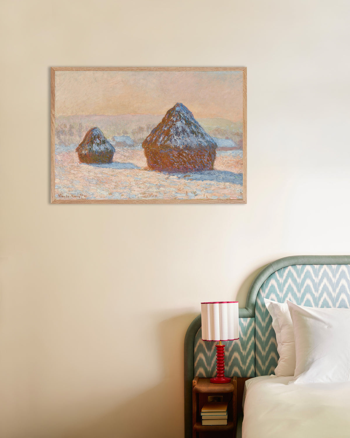 Poster Graanschelven, sneeuweffect, ochtend (1891) van Claude Monet met naturel houten lijst