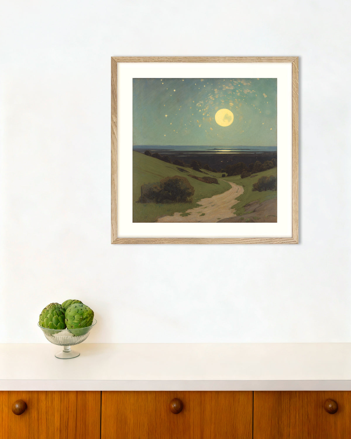 Poster Volle maan boven de heuvels in naturel eikenhouten lijst