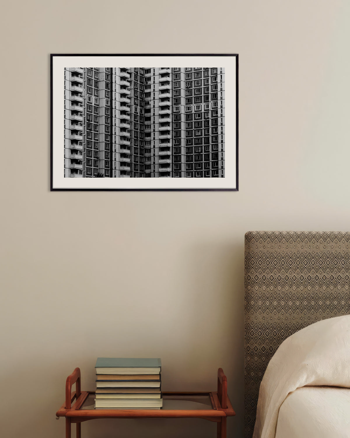 Poster ‘Raamraster van een flatgebouw’, met metalen lijst