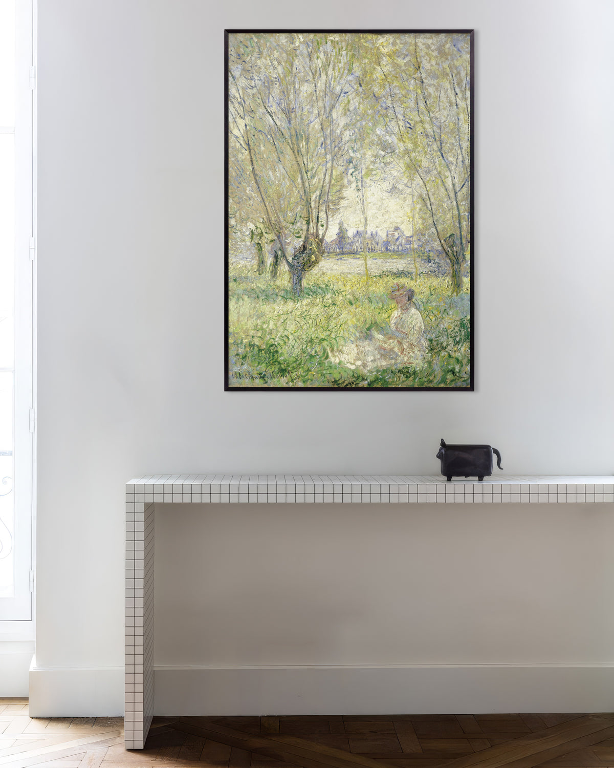 Poster Vrouw zittend onder de wilgen (1880) van Claude Monet met metalen lijst