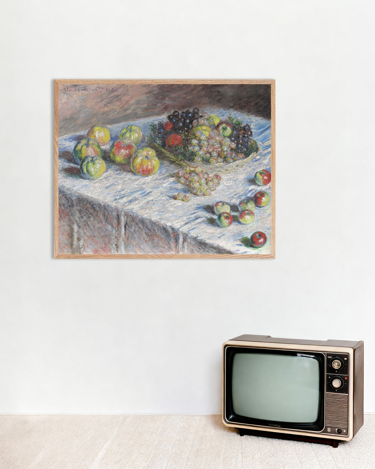 Poster Appels en druiven (1880) van Claude Monet met naturel houten lijst