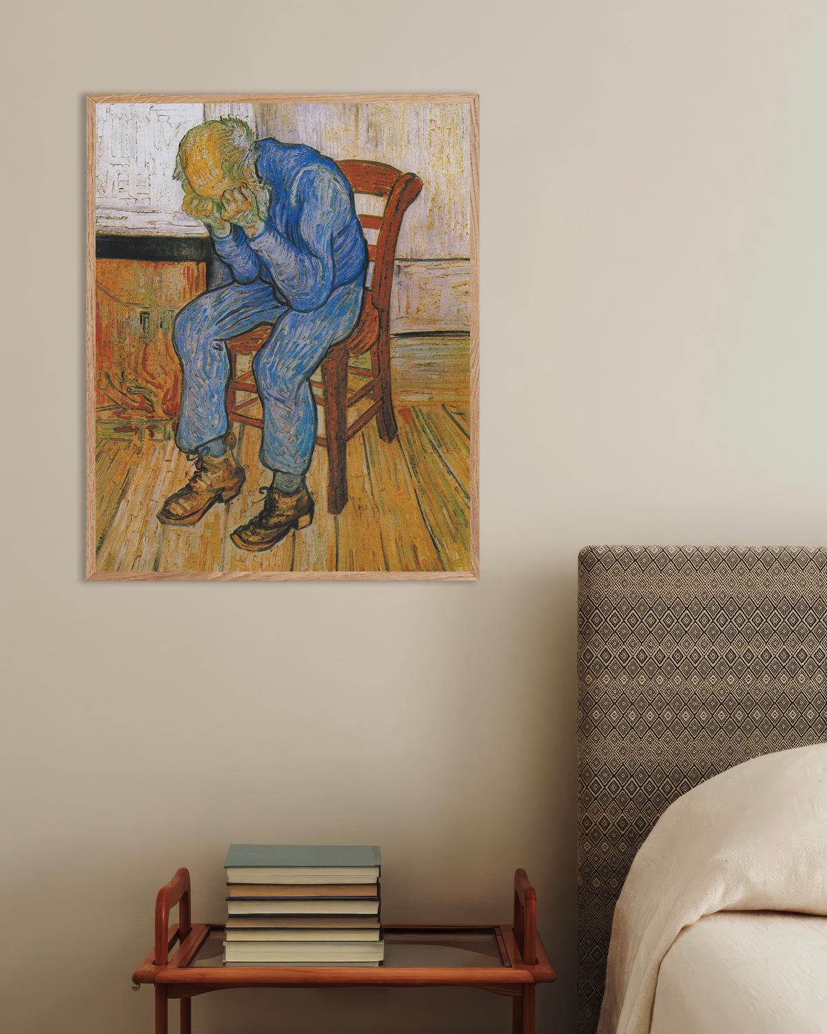 Poster de À la porte de l’éternité (1890), de Vincent van Gogh, avec un cadre en bois naturel