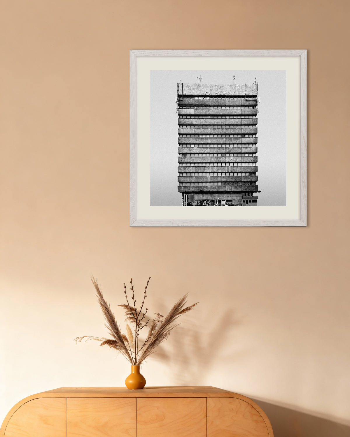 Poster ‘Kantoortoren met horizontale banden’, met witte houten lijst
