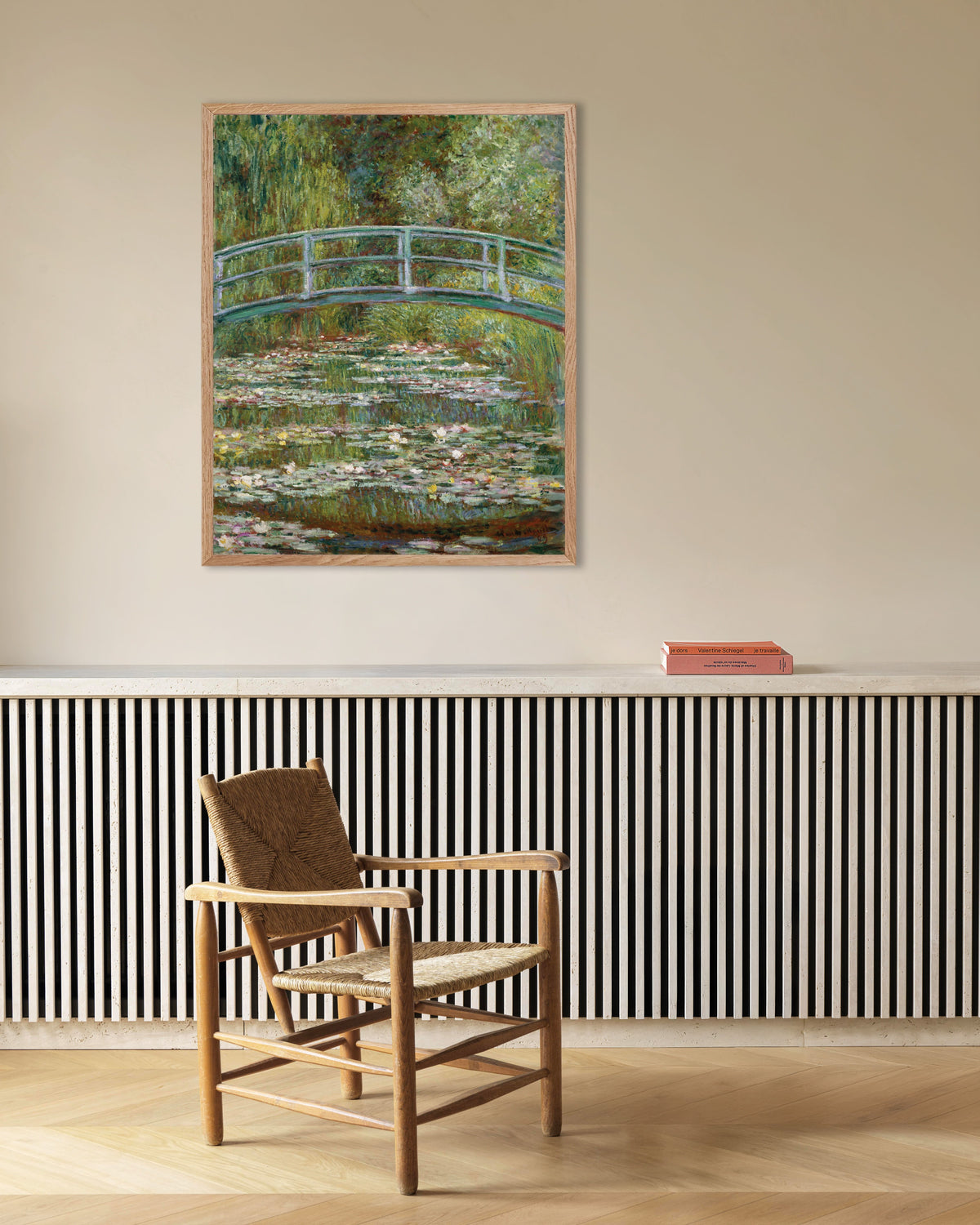Poster Brug over de waterlelievijver (1899) van Claude Monet met naturel houten lijst