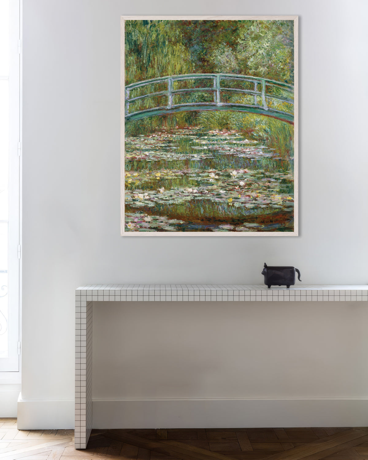 Poster Brug over de waterlelievijver (1899) van Claude Monet met witte houten lijst