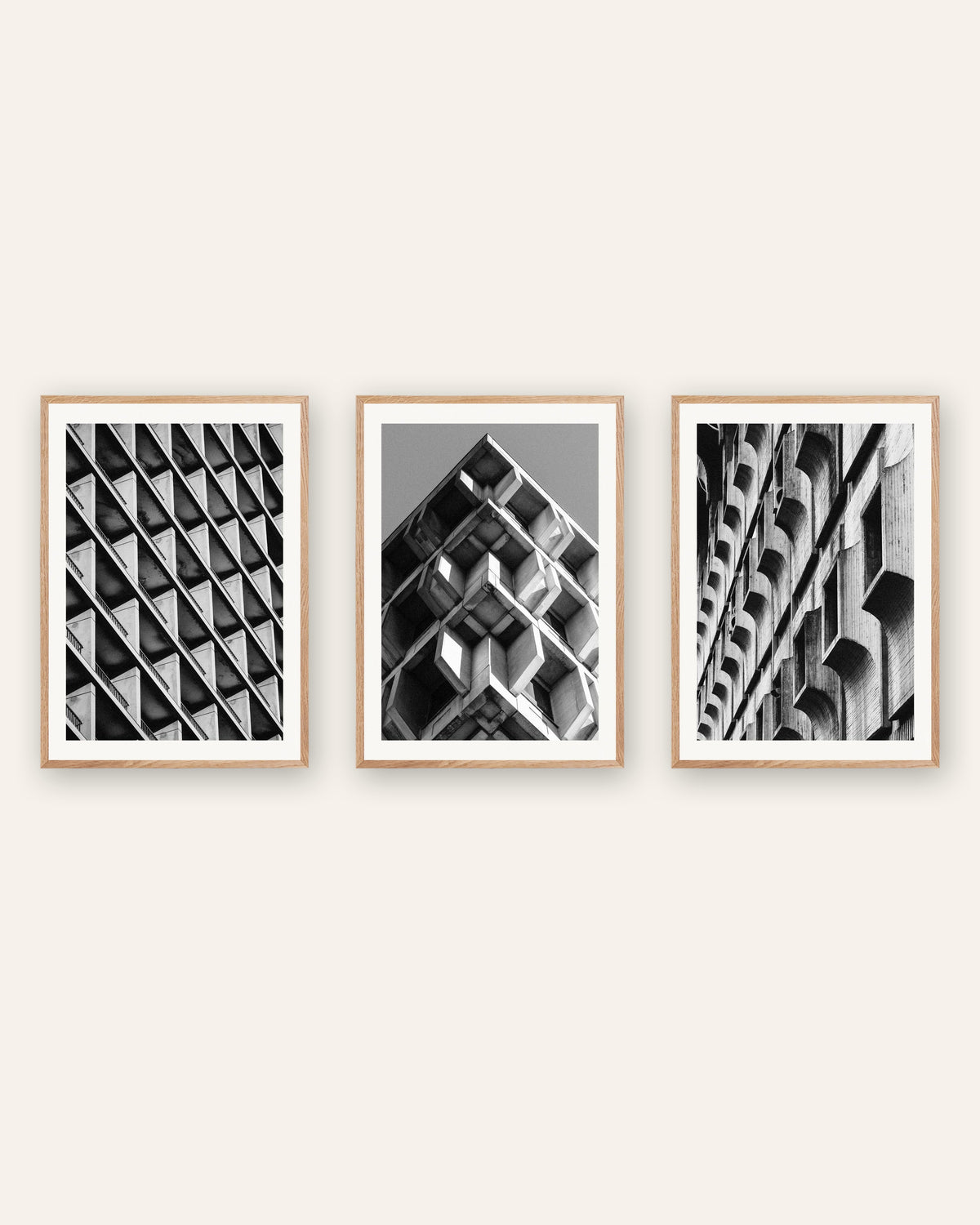 Affiches brutalistes, lot de 3 : motifs de béton, cadres en chêne naturel