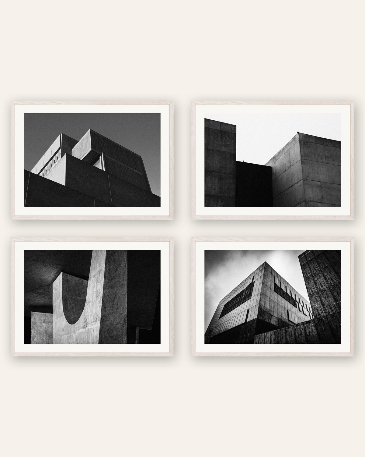Brutalisme posters, set van 4: minimalistische betonvolumes, in witte eikenhouten lijsten