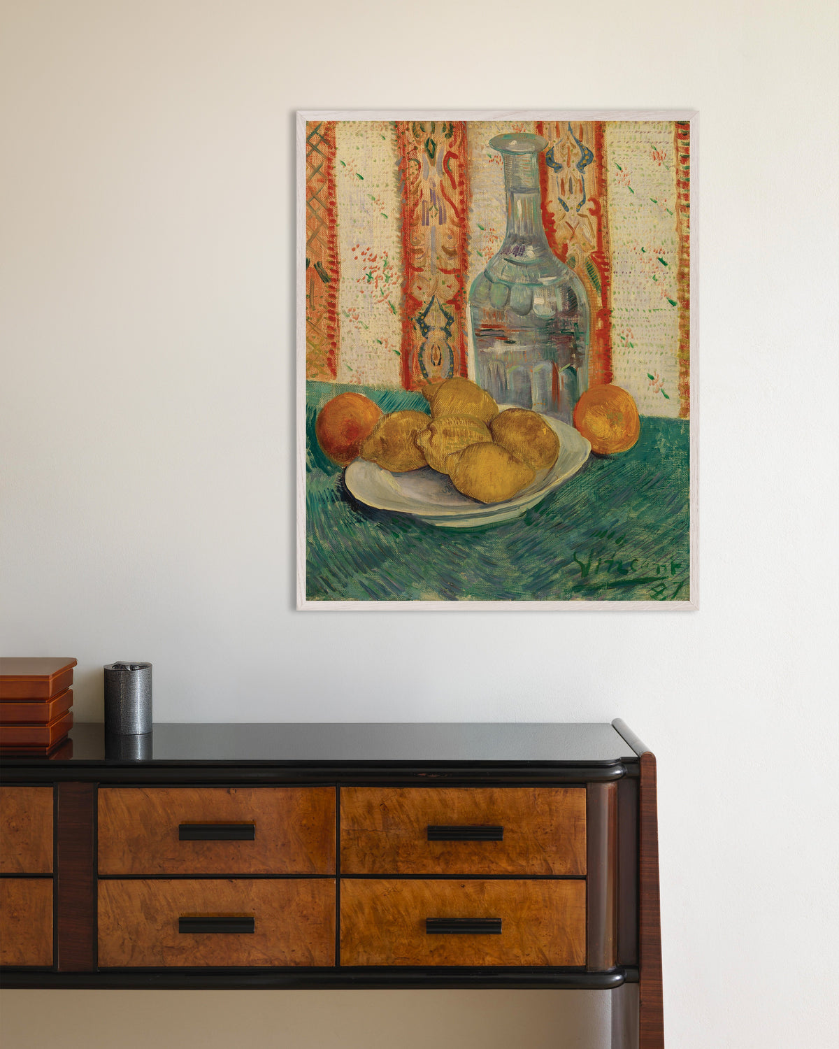 Poster de Carafe et plat avec des agrumes (1887), Vincent van Gogh, avec un cadre en bois blanc
