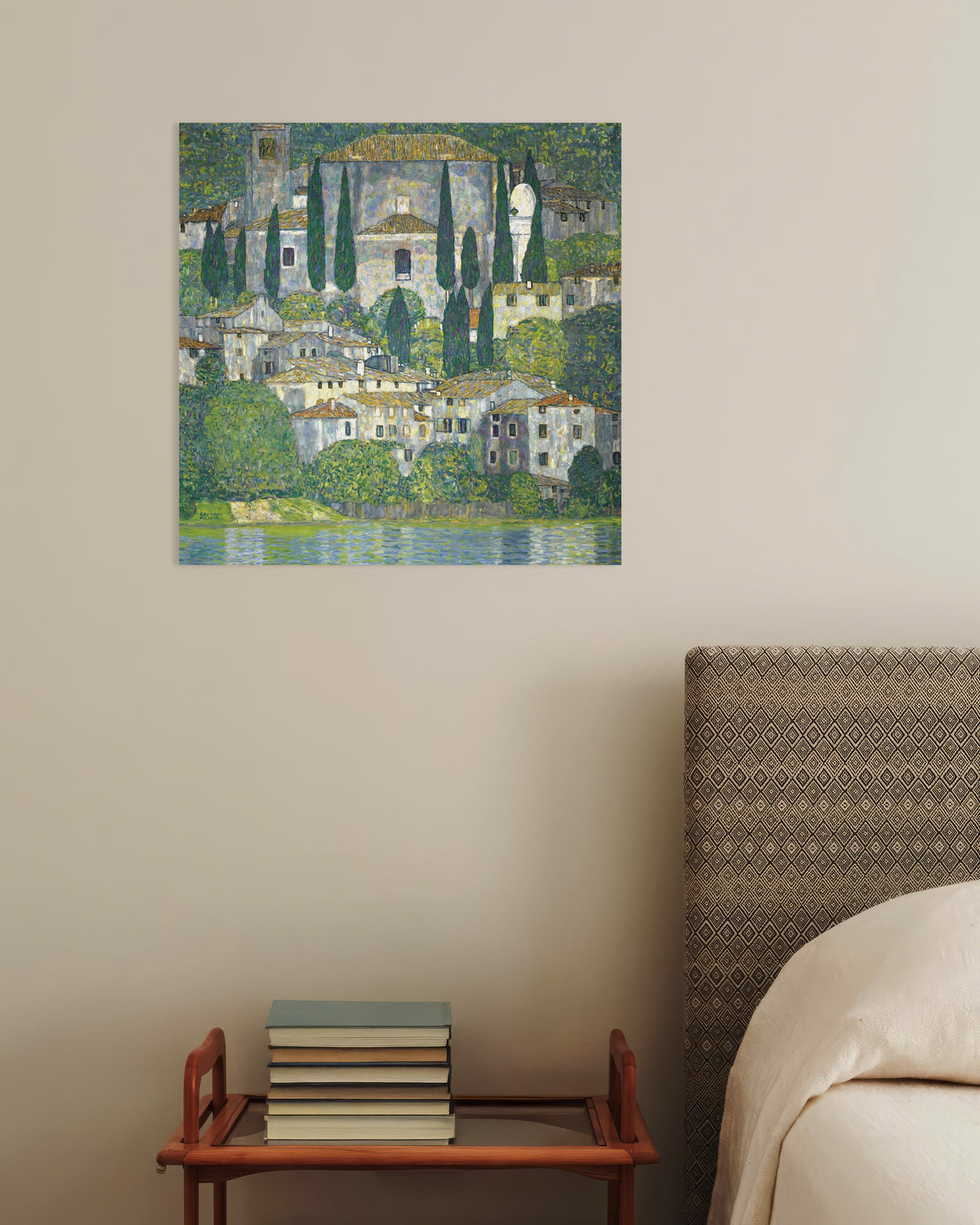 Poster Kerk in Cassone (Landschap met cipressen) (1913) van Gustav Klimt