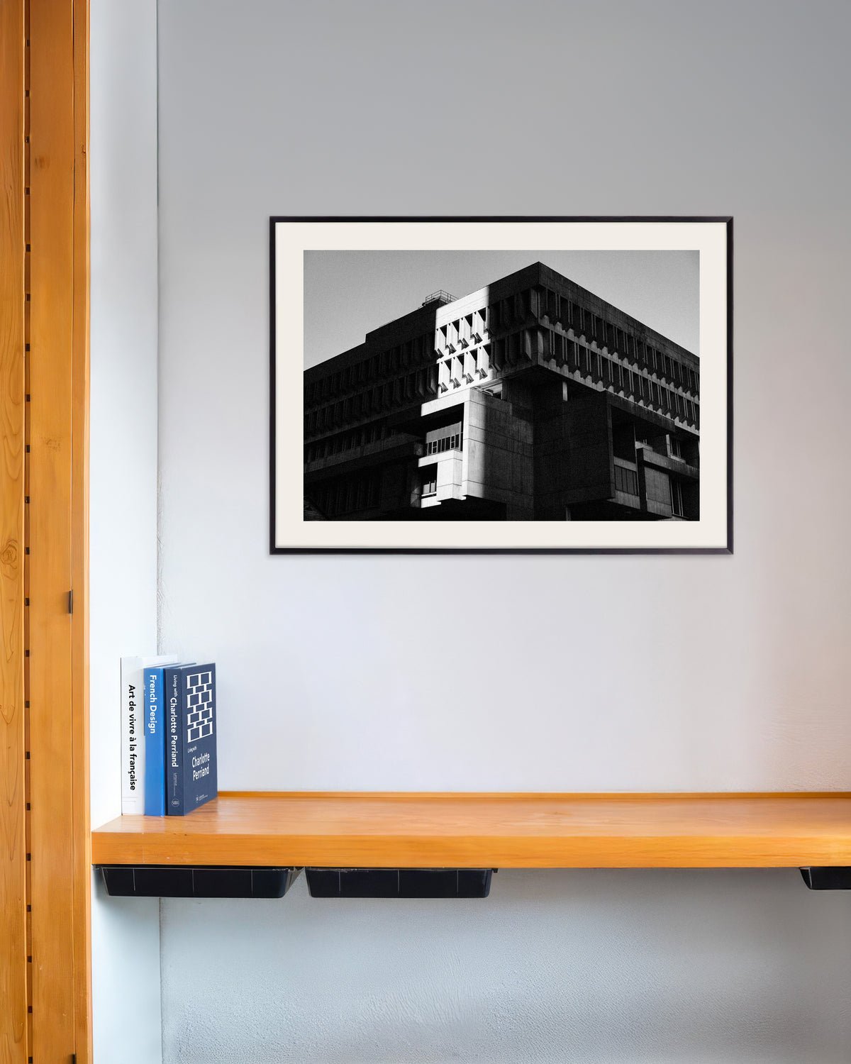 Poster ‘Openbaar gebouw in zon en schaduw’, met metalen lijst