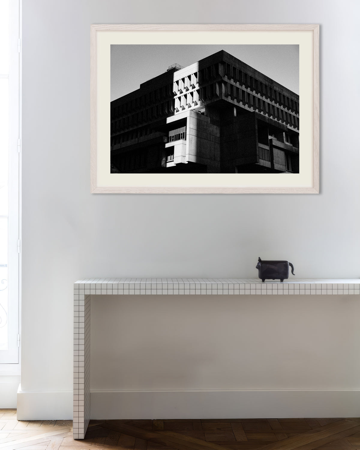 Poster ‘Openbaar gebouw in zon en schaduw’, met witte houten lijst