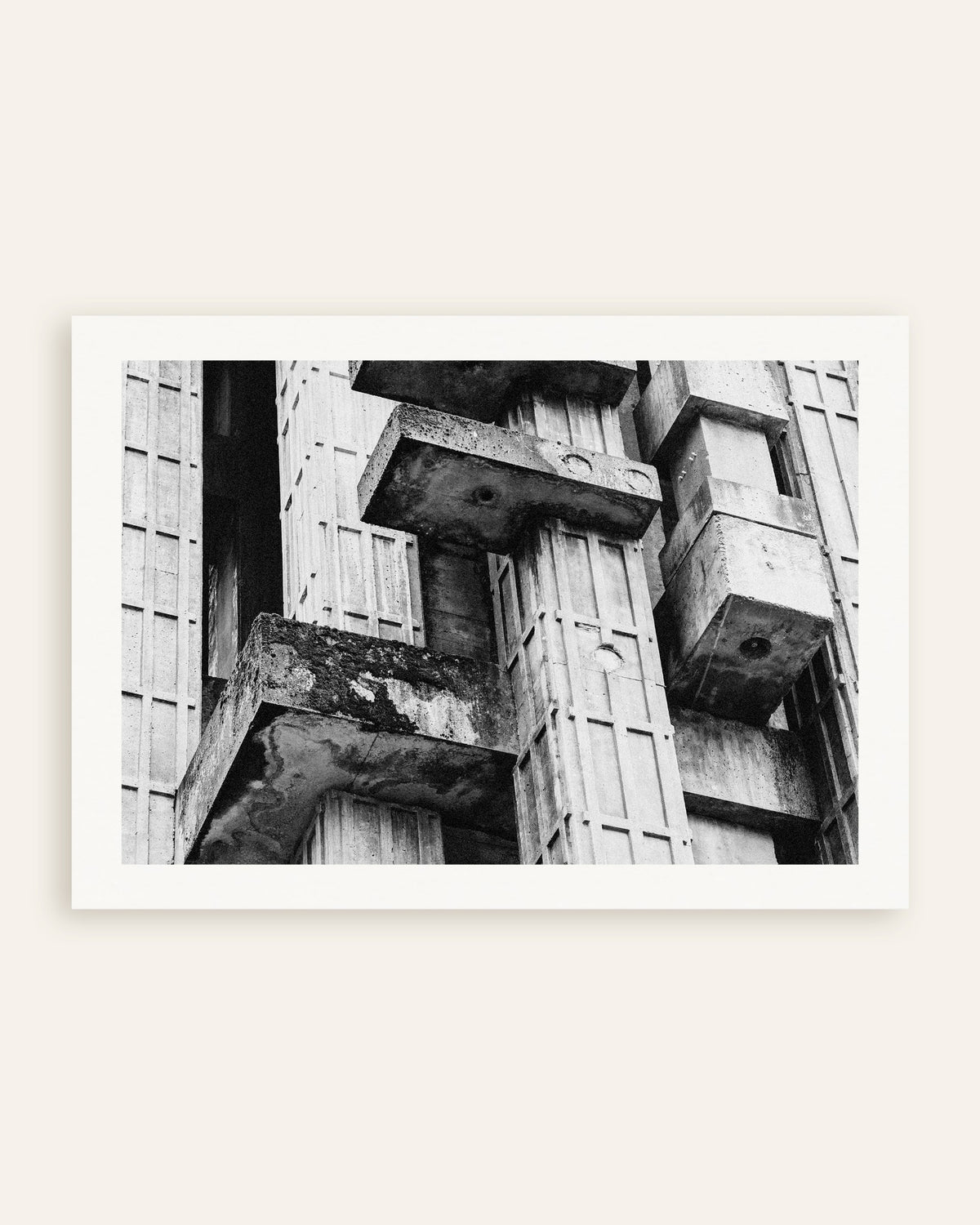 Poster ‘Close-up van verweerde betonblokken’, miniatuur