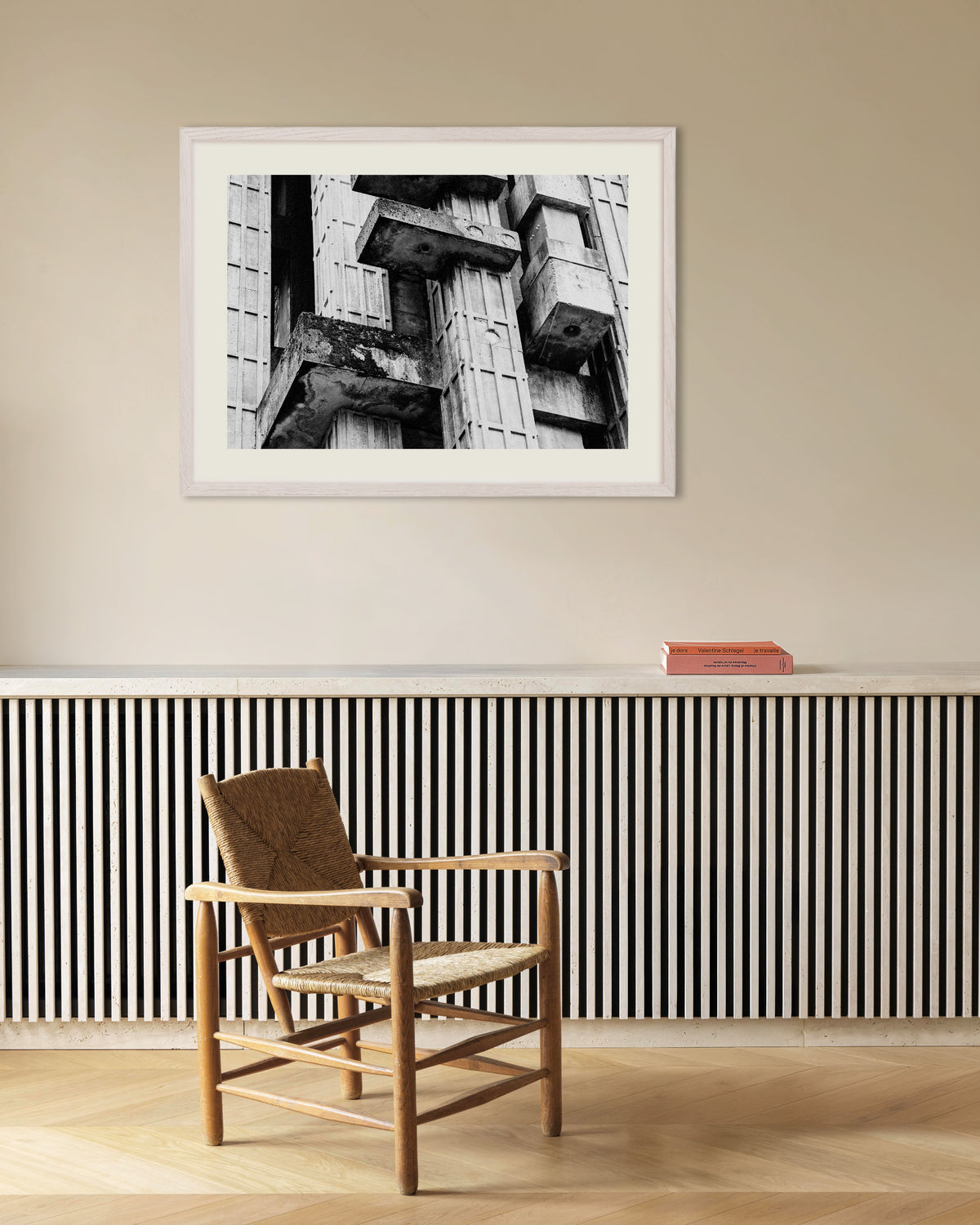 Poster ‘Close-up van verweerde betonblokken’, met witte houten lijst