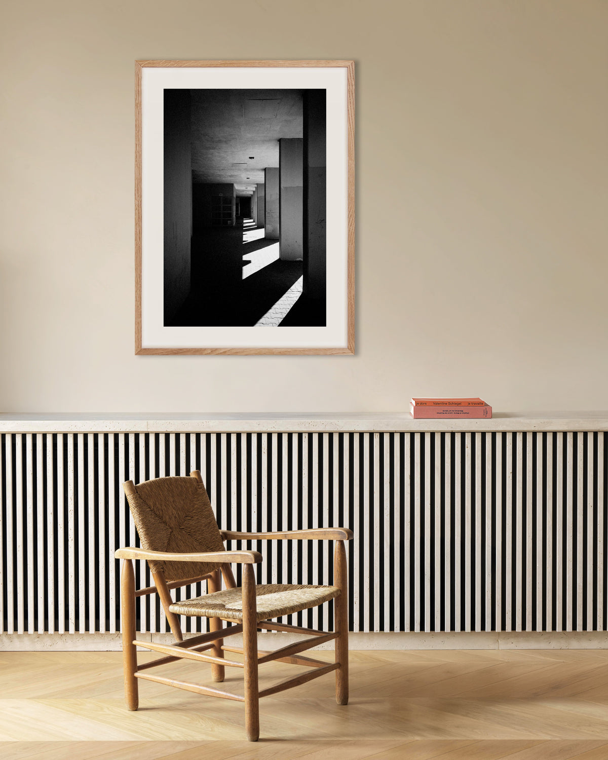 Poster ‘Zuilengang met zonnestrepen’, met naturel houten lijst