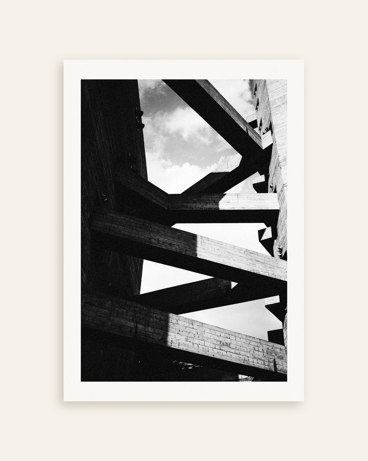 Poster ‘Betonnen balken tegen de lucht’, miniatuur