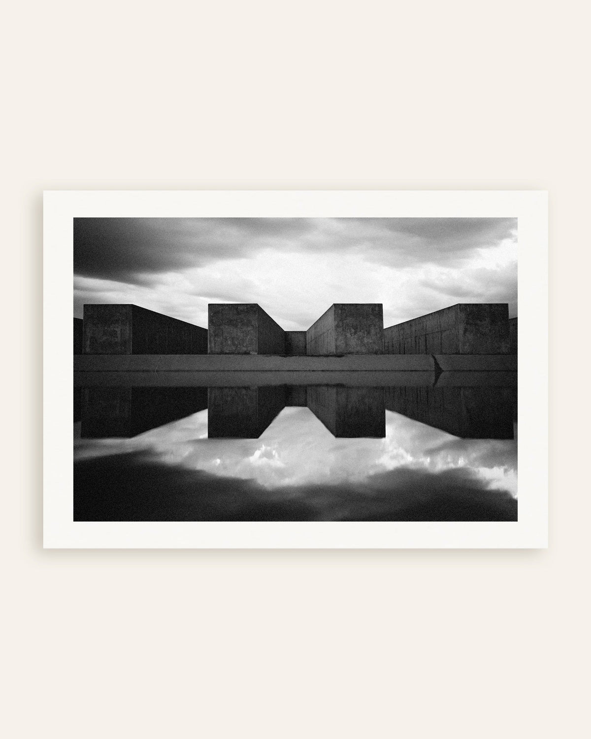 Poster ‘Betonblokken weerspiegeld in het water’, miniatuur