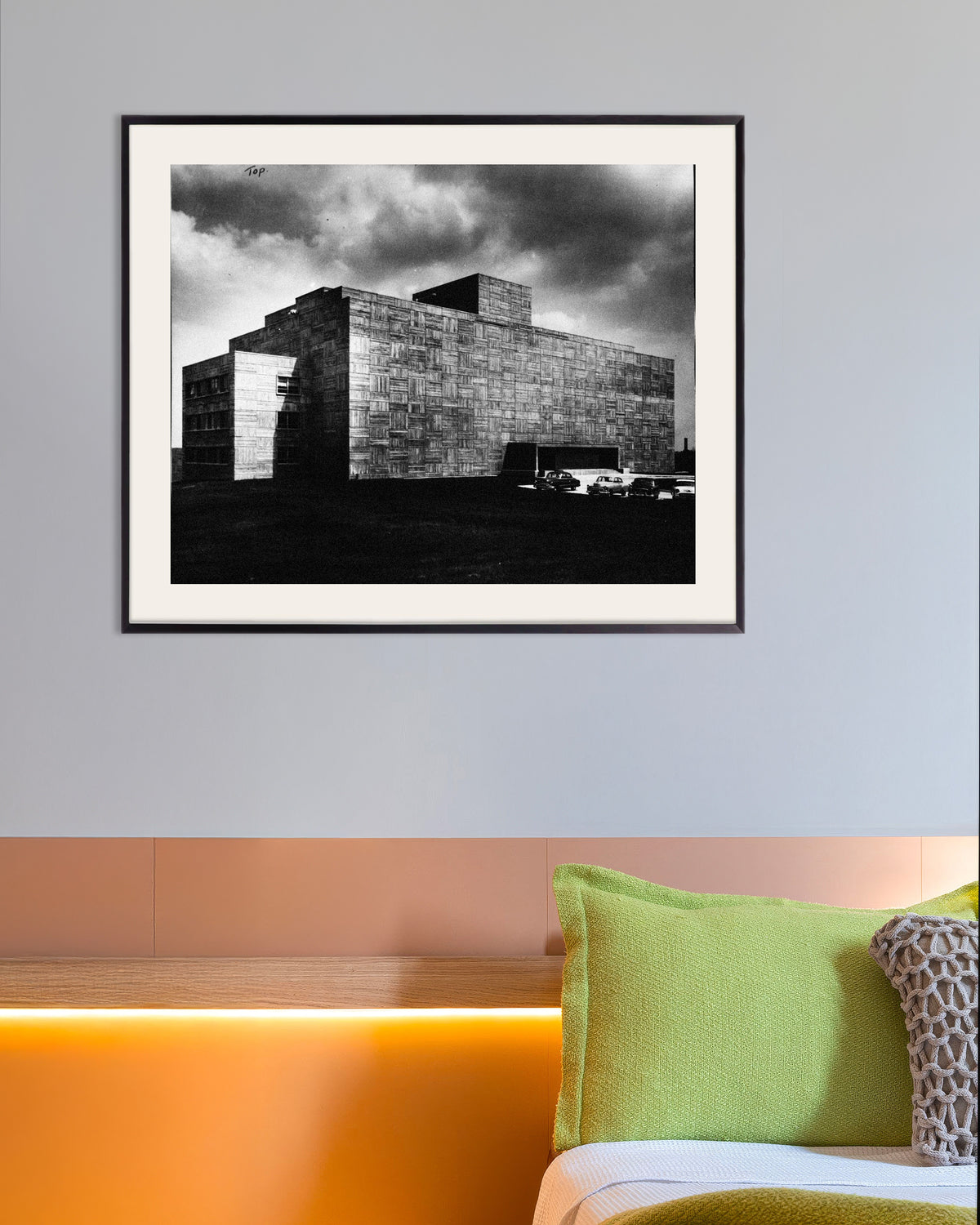 Affiche « Un bâtiment en béton sous l’orage », avec un cadre en métal