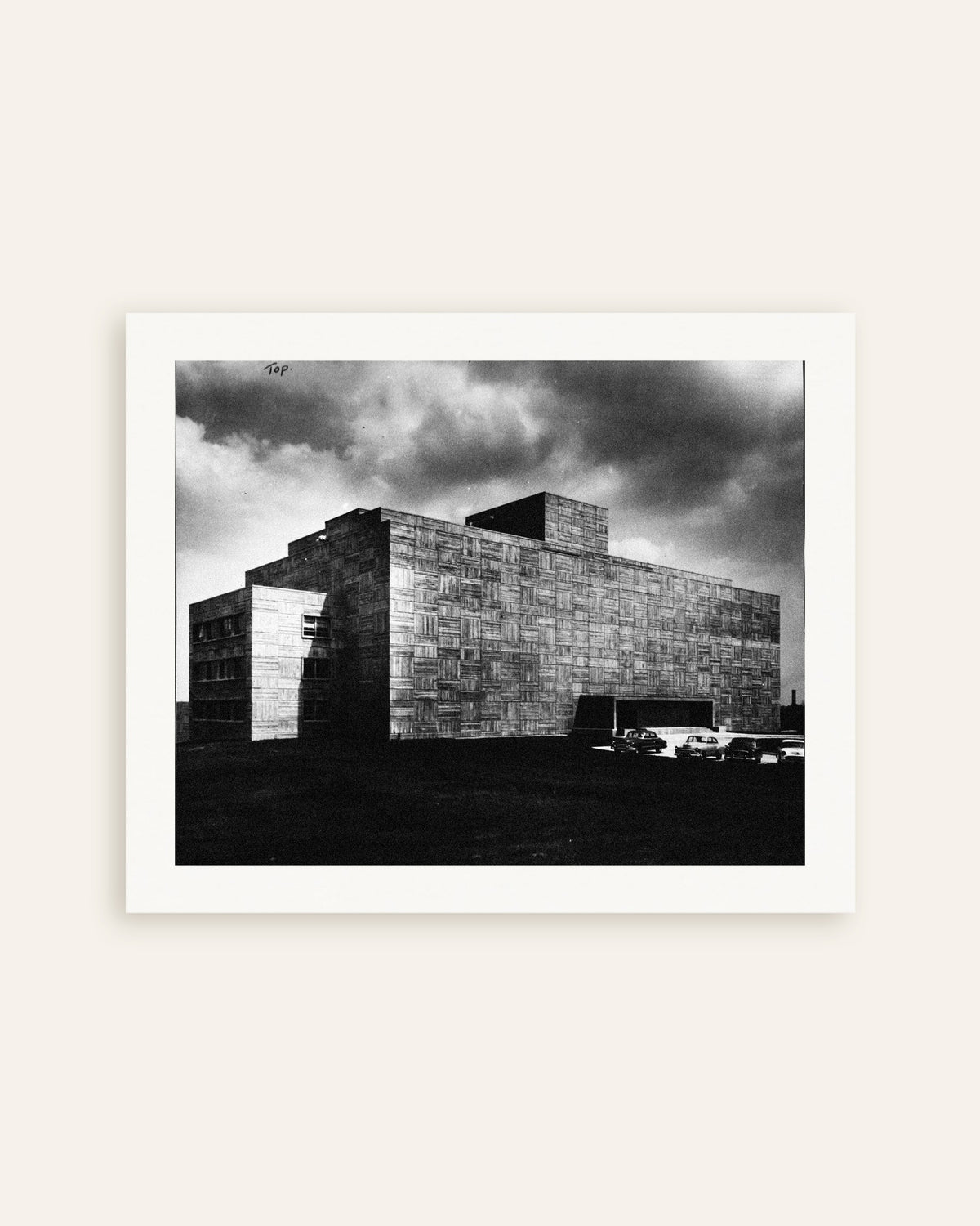 Affiche « Un bâtiment en béton sous l’orage », vignette