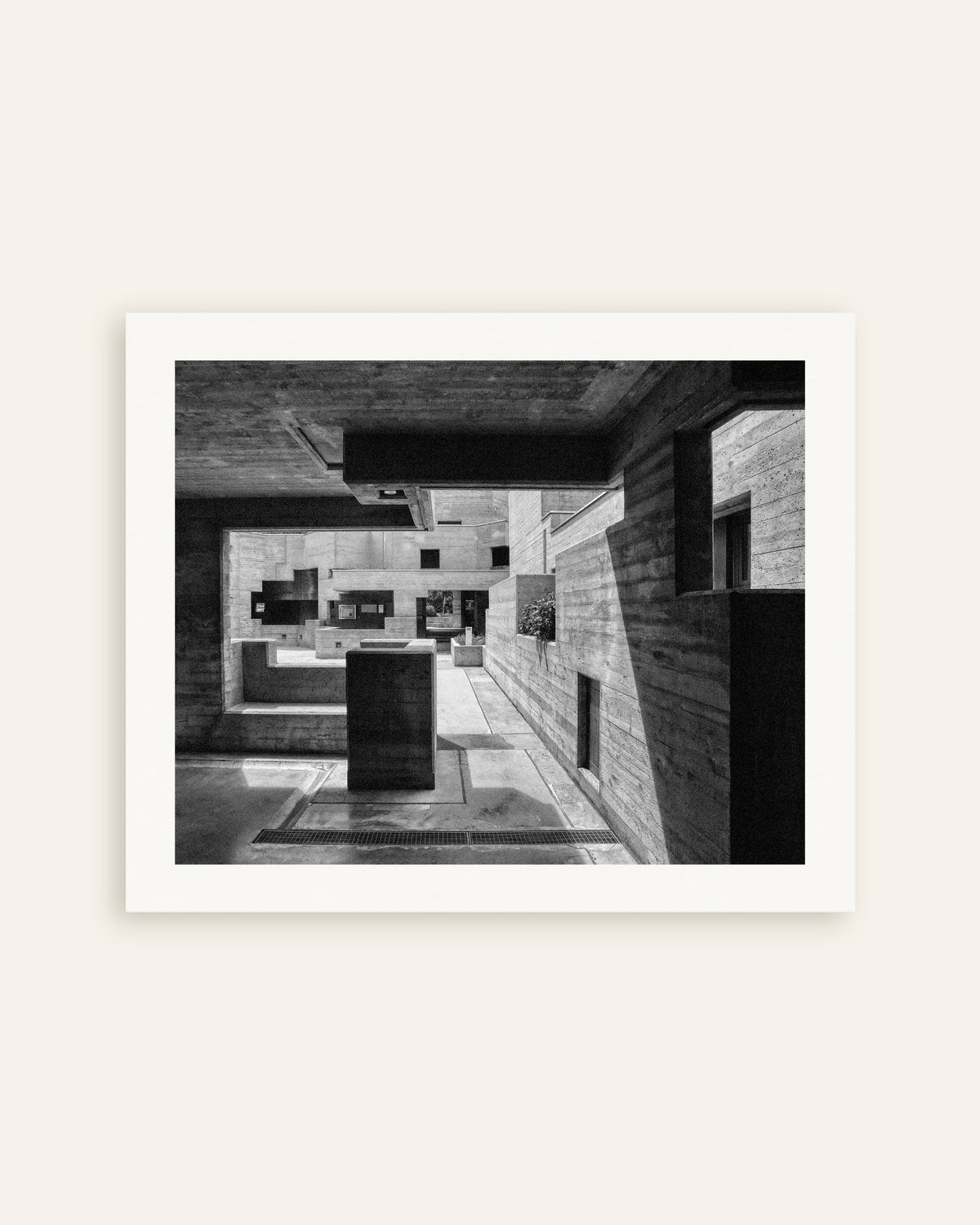 Affiche « Cour en béton vue à travers une ouverture », vignette