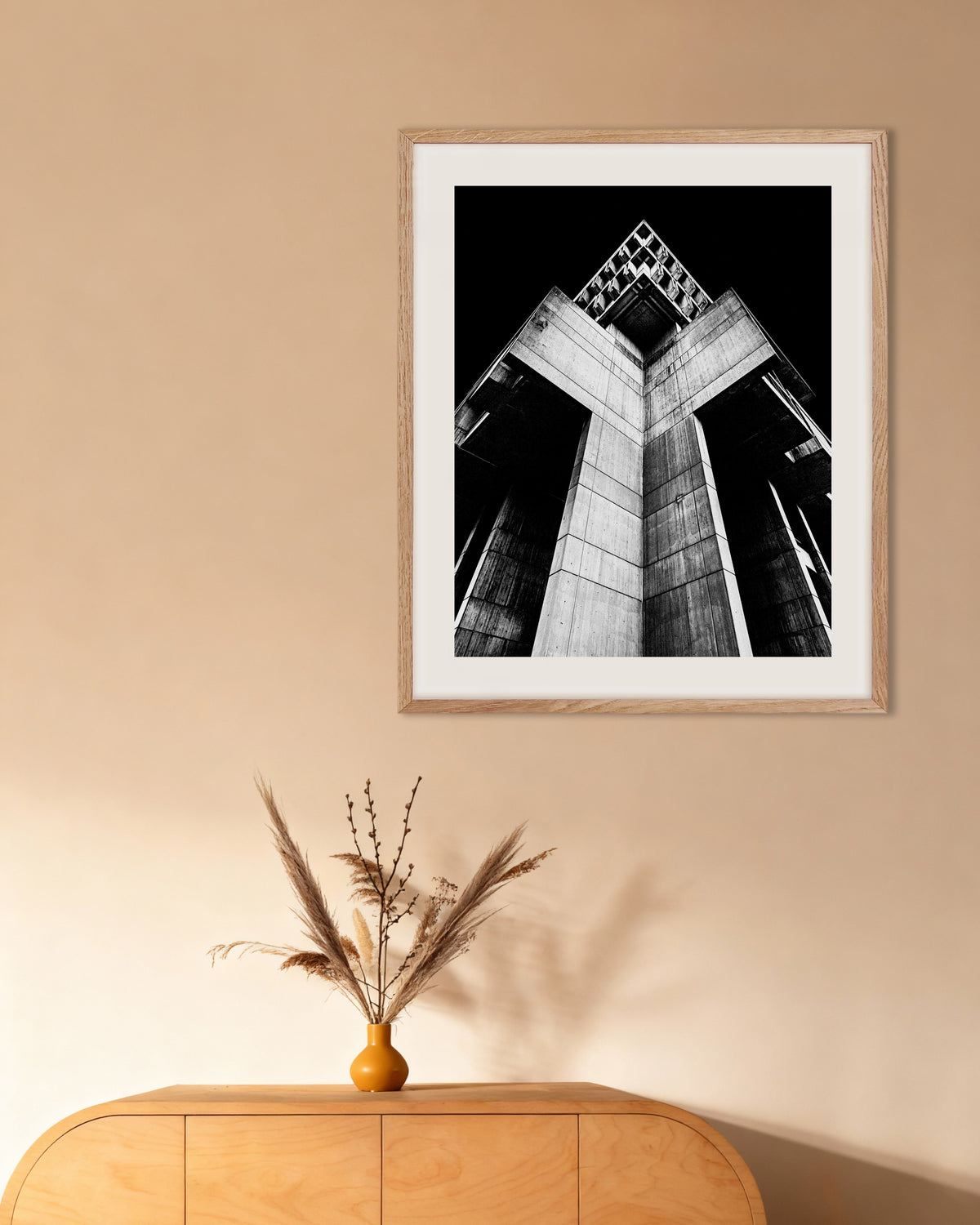 Poster ‘Kruisvormige betonnen toren bij nacht’, met naturel houten lijst