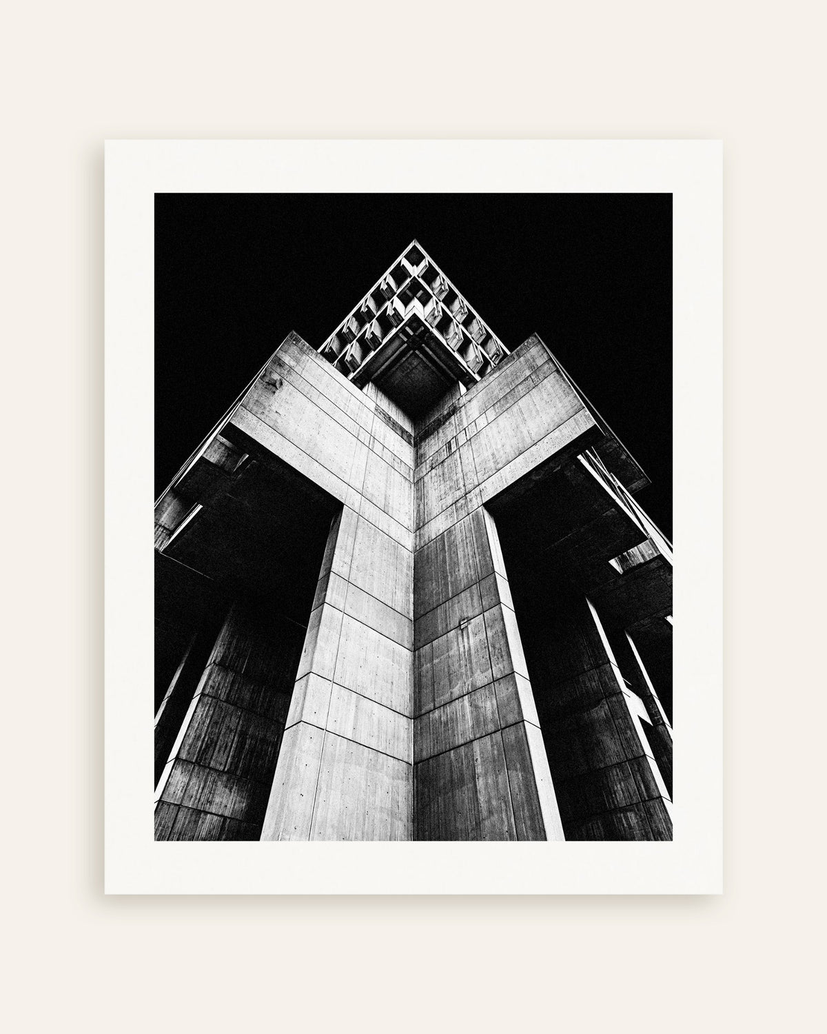 Poster ‘Kruisvormige betonnen toren bij nacht’, miniatuur