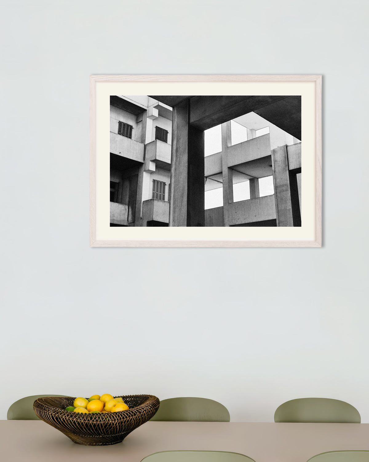 Poster ‘Betonnen kozijnen en luiken’, met witte houten lijst