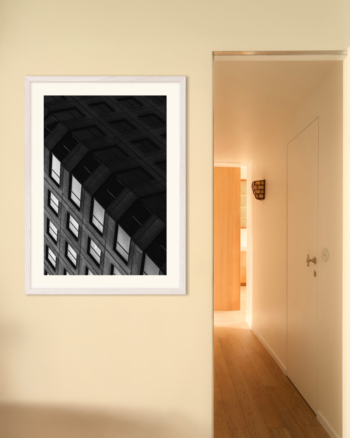 Poster ‘Betonnen raster bij nacht’, met witte houten lijst