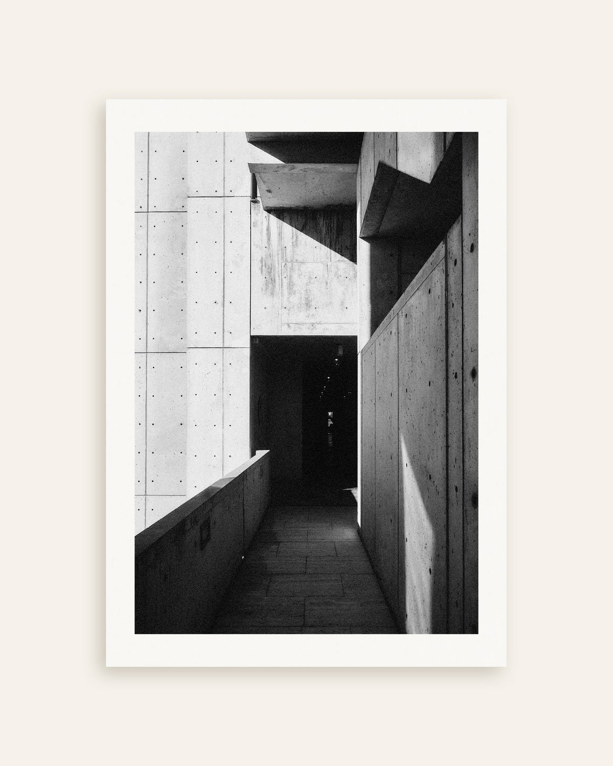 Affiche « Passage en béton au soleil et à l’ombre », vignette